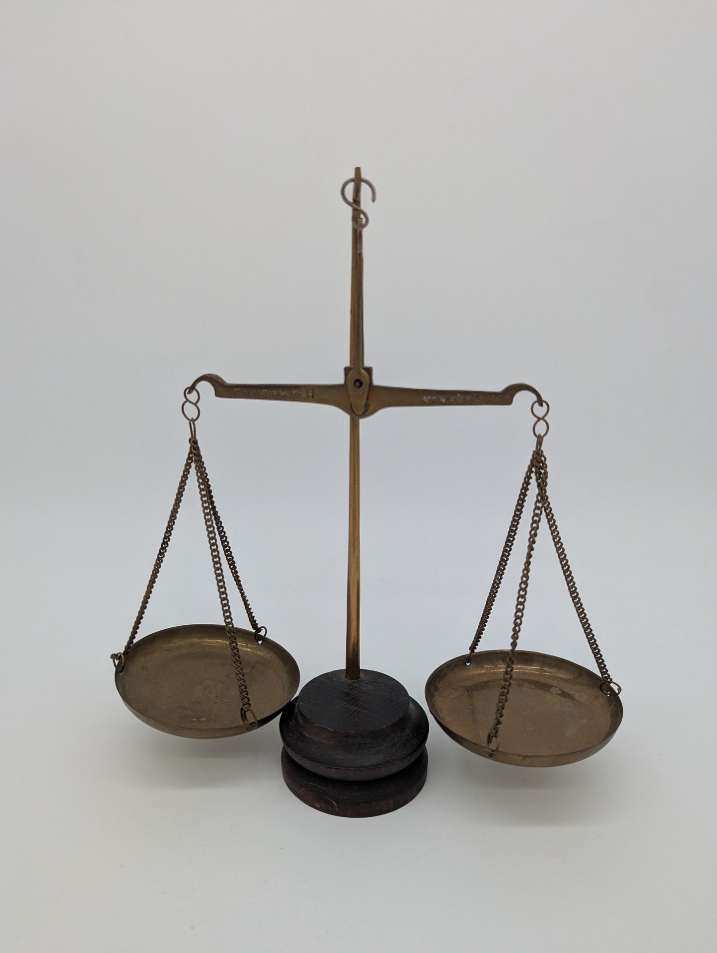 Messingwaage mit Holzsockel Kleine Präzisionswaage Dekoration Vintage