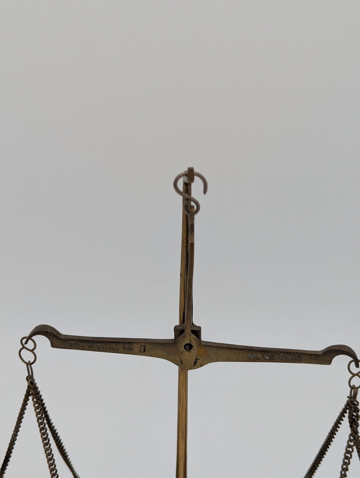 Messingwaage mit Holzsockel Kleine Präzisionswaage Dekoration Vintage