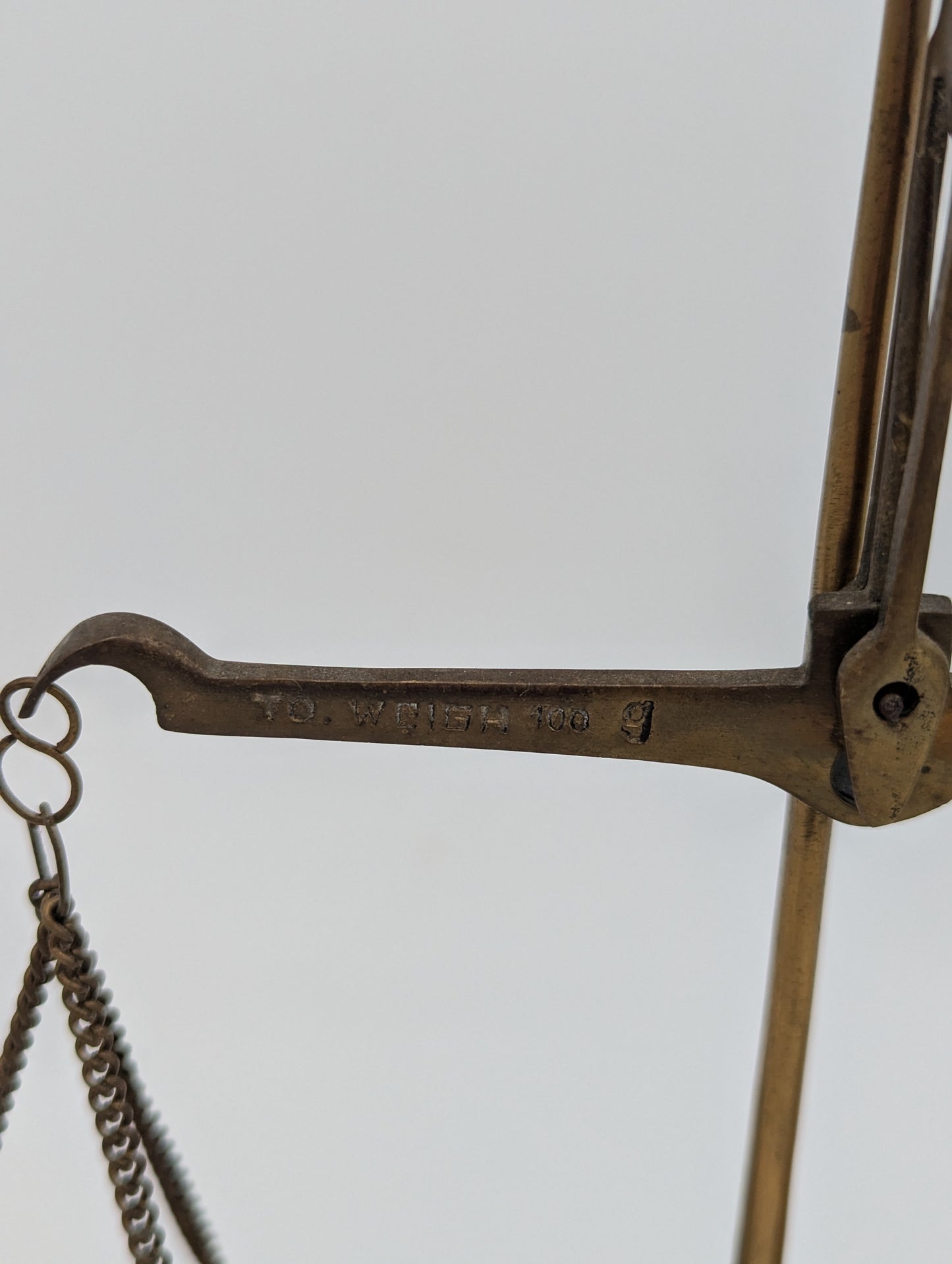 Messingwaage mit Holzsockel Kleine Präzisionswaage Dekoration Vintage