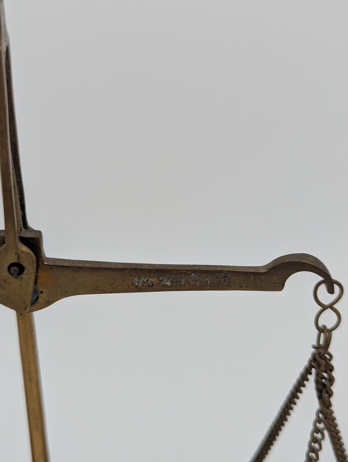 Messingwaage mit Holzsockel Kleine Präzisionswaage Dekoration Vintage