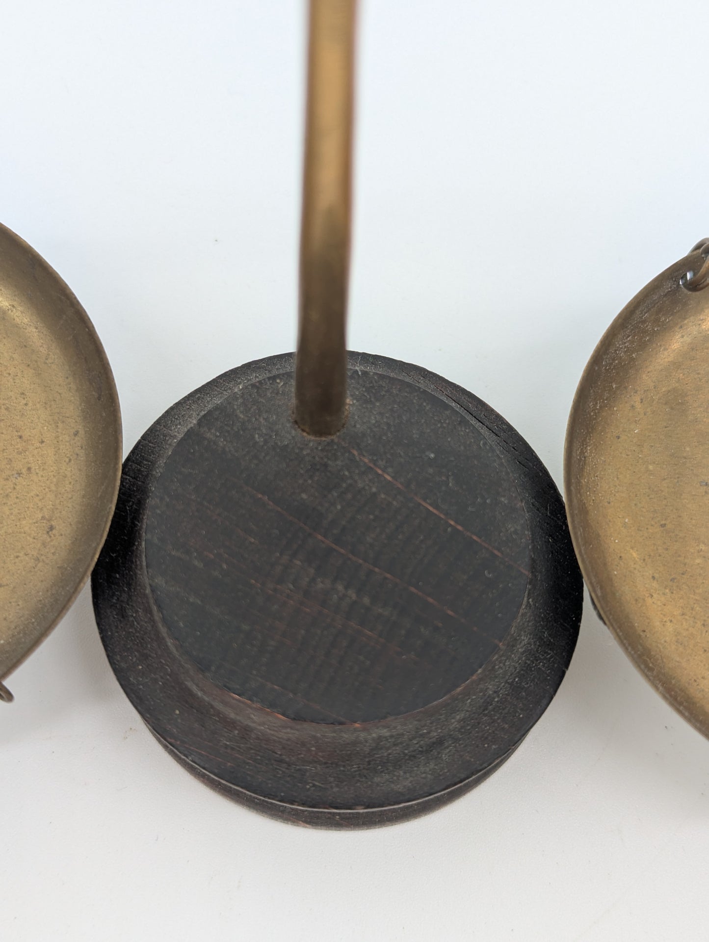 Messingwaage mit Holzsockel Kleine Präzisionswaage Dekoration Vintage