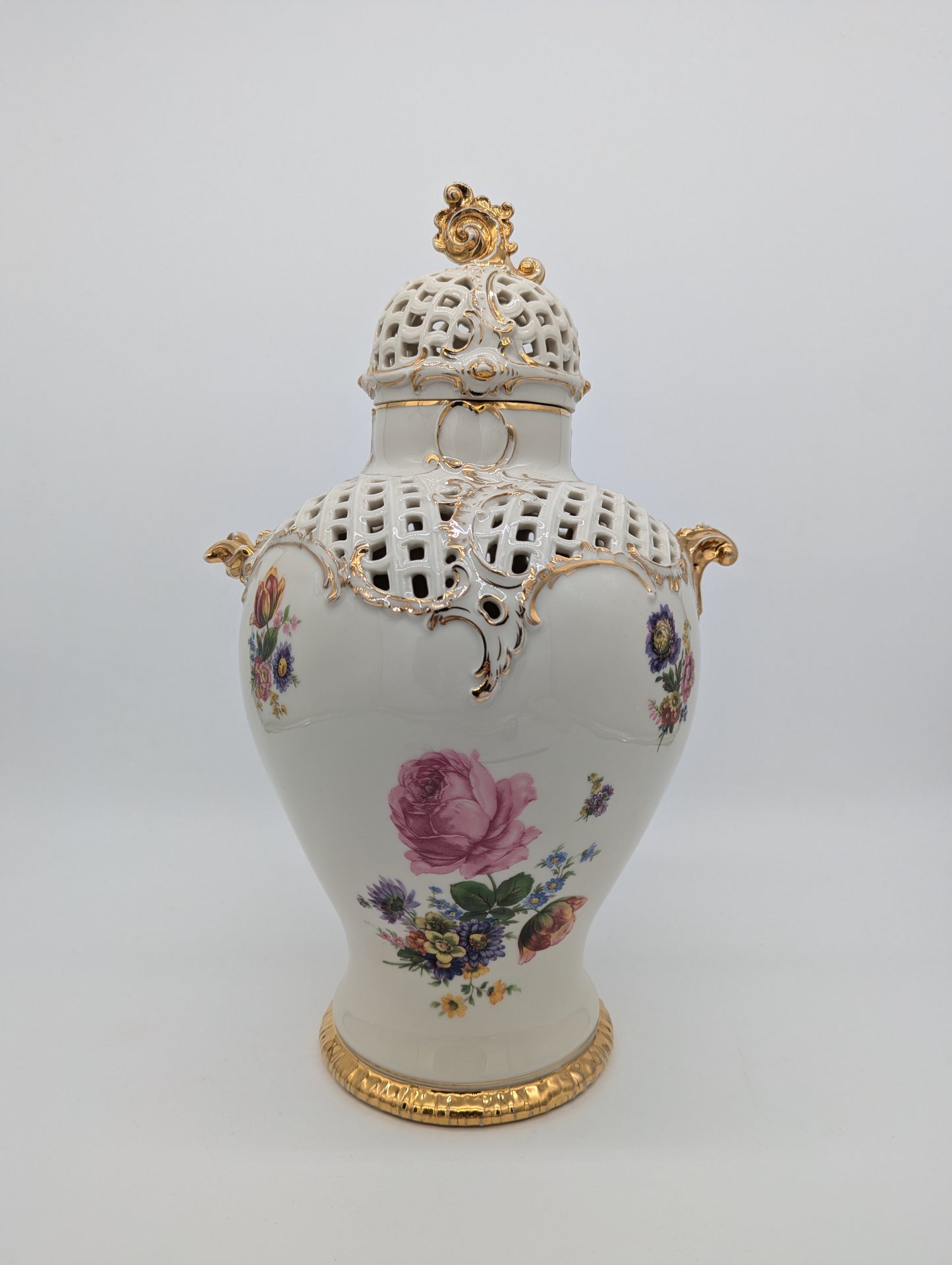 Capodimonte Porzellan Vase mit Deckel Blumendekor Durchbruch Goldverzierung