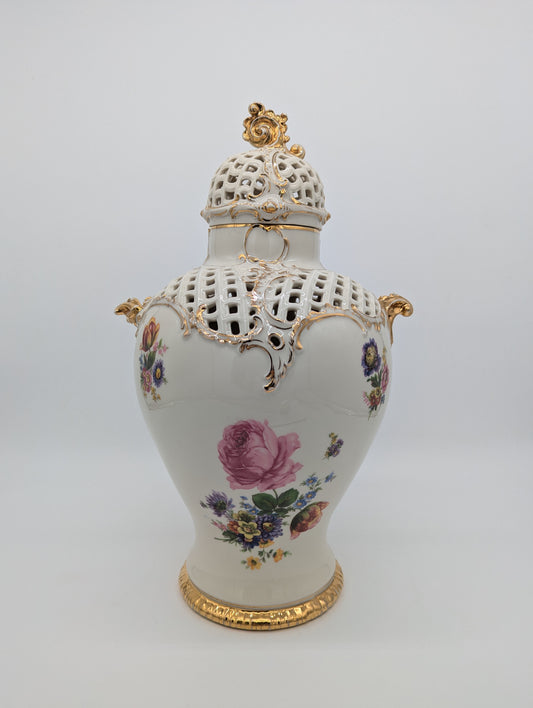 Capodimonte Porzellan Vase mit Deckel Blumendekor Durchbruch Goldverzierung