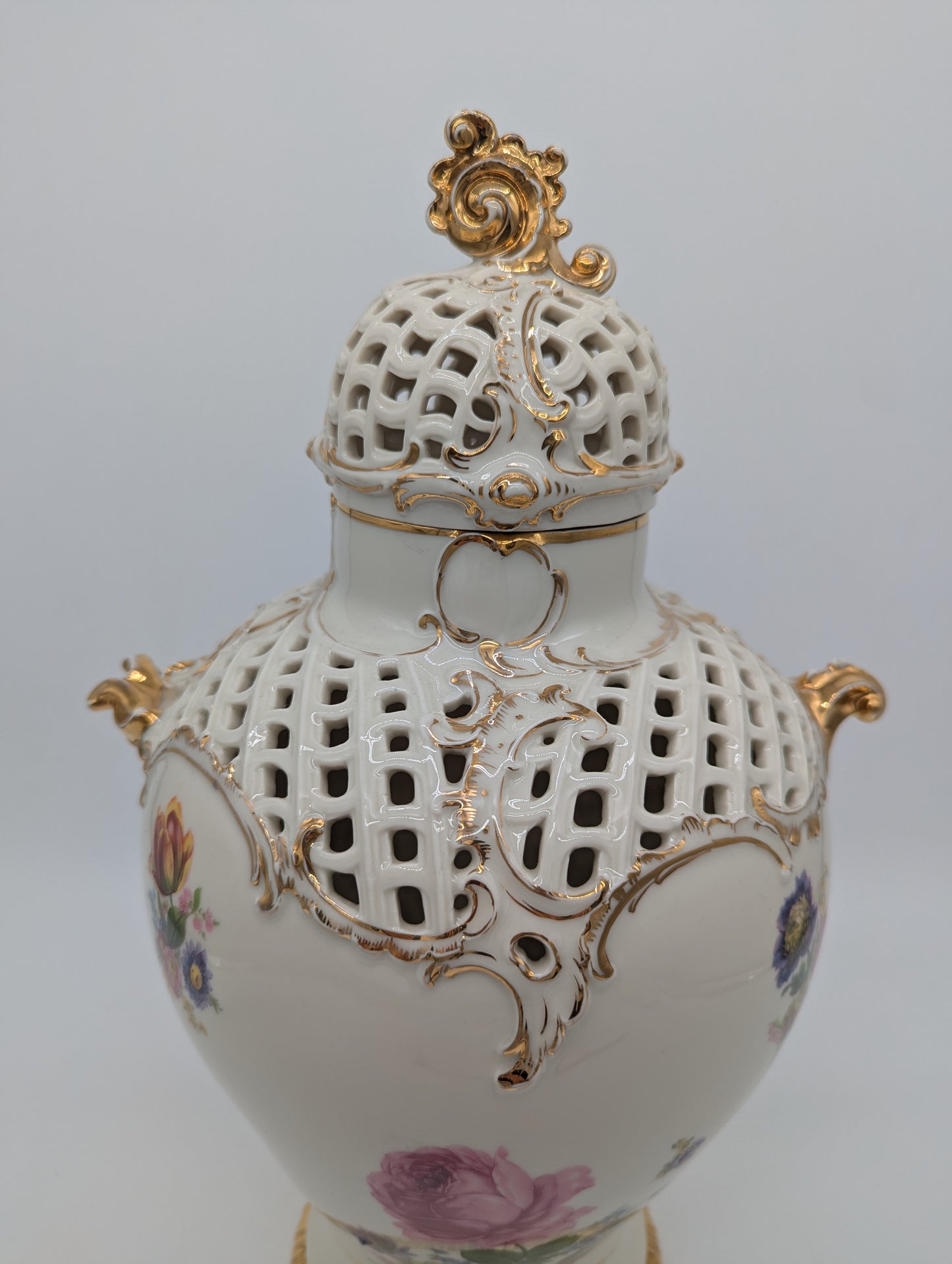 Capodimonte Porzellan Vase mit Deckel Blumendekor Durchbruch Goldverzierung
