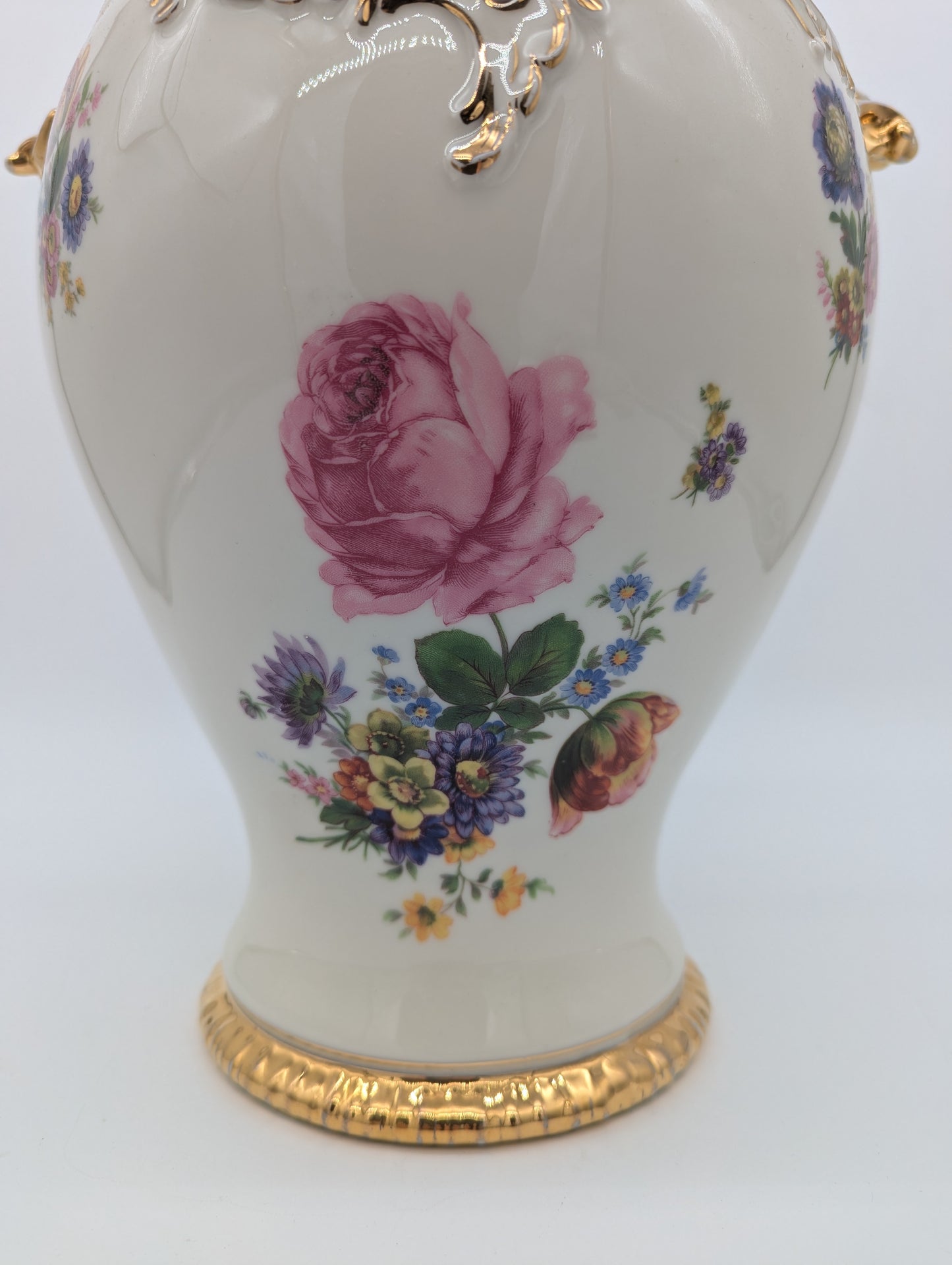 Capodimonte Porzellan Vase mit Deckel Blumendekor Durchbruch Goldverzierung