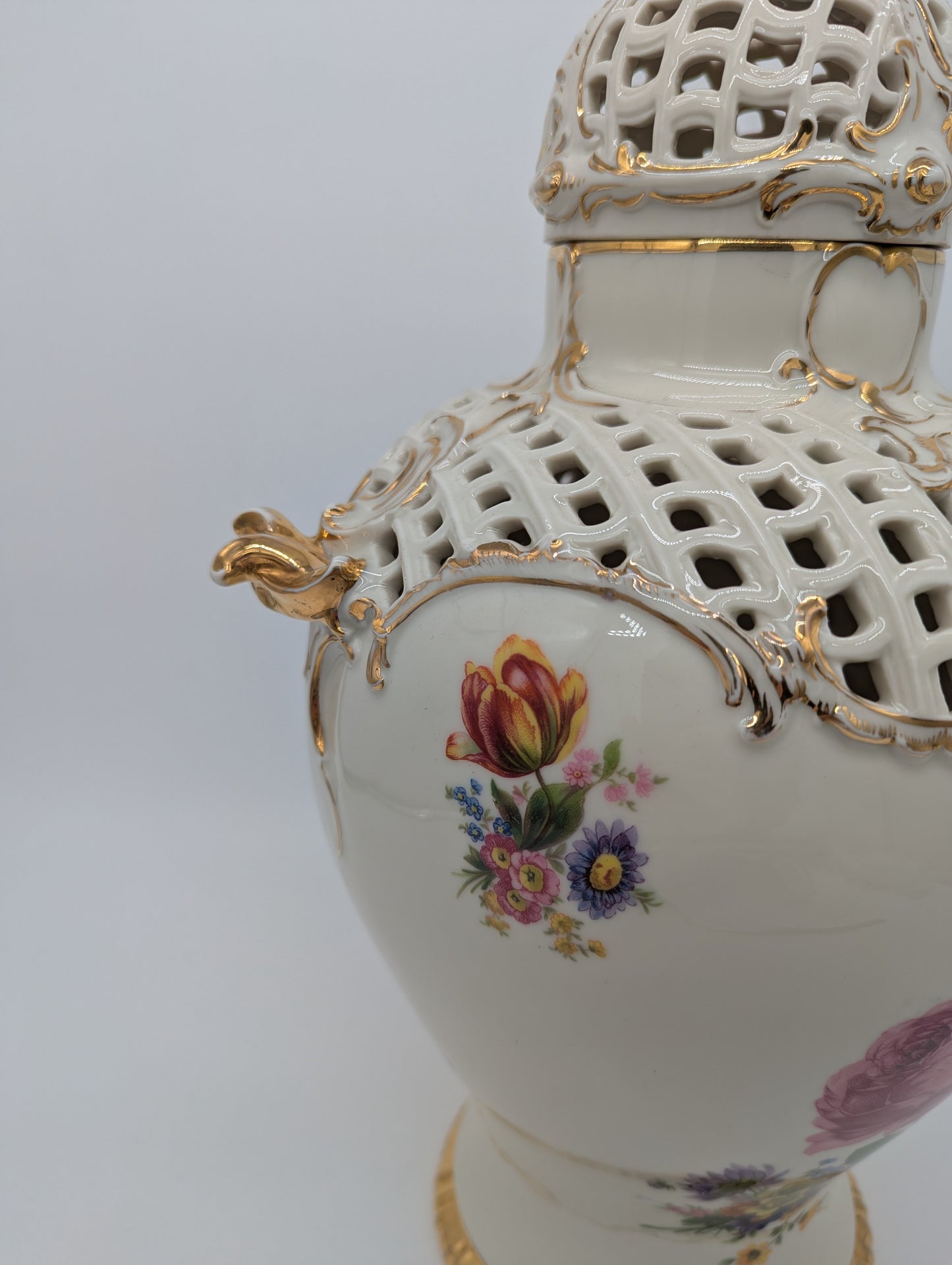 Capodimonte Porzellan Vase mit Deckel Blumendekor Durchbruch Goldverzierung