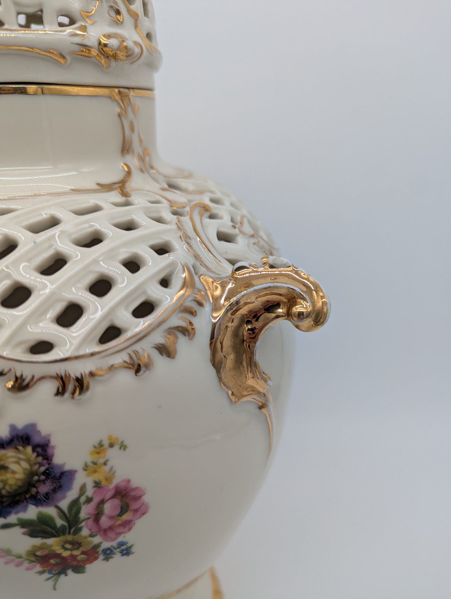 Capodimonte Porzellan Vase mit Deckel Blumendekor Durchbruch Goldverzierung