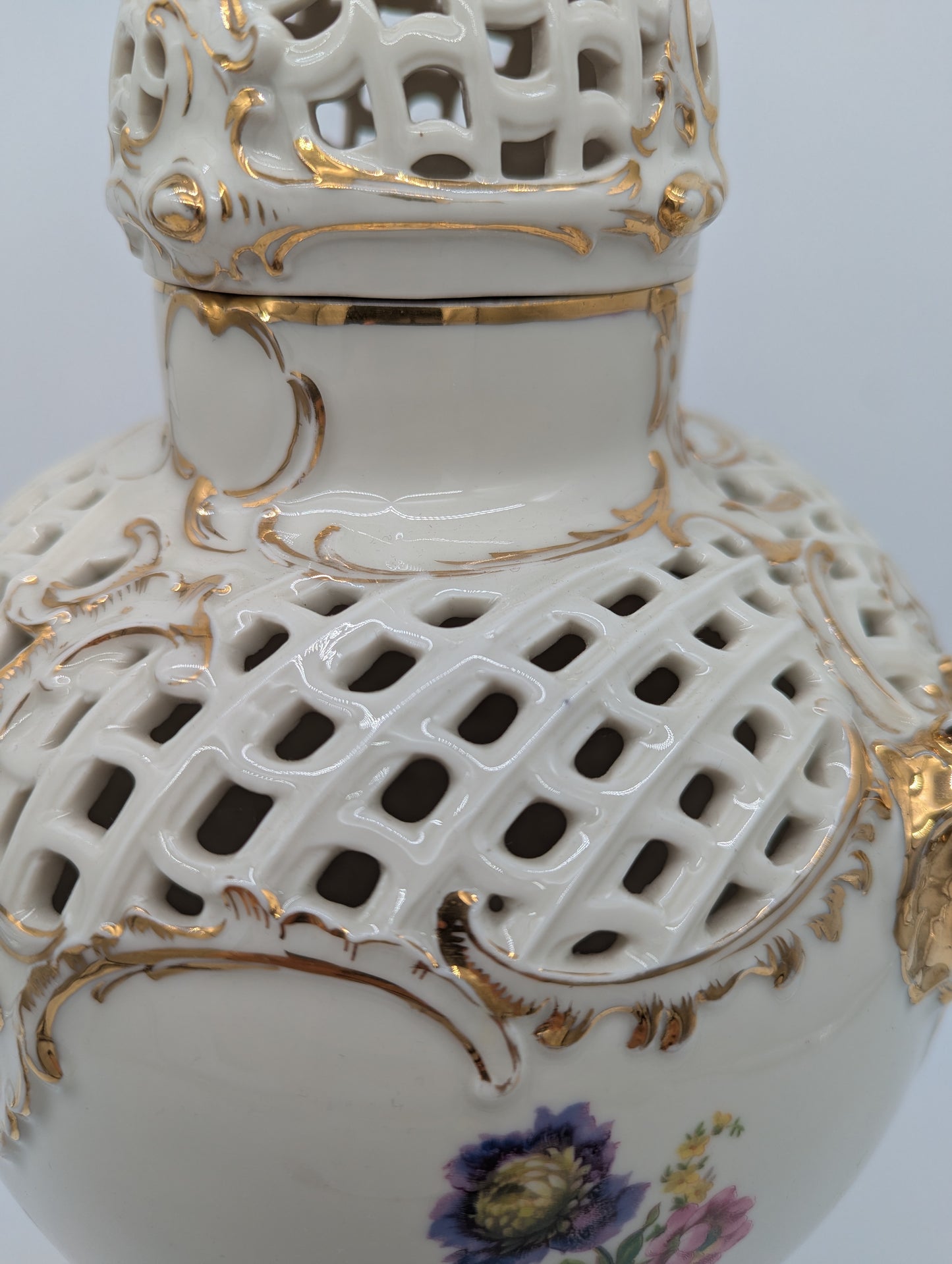 Capodimonte Porzellan Vase mit Deckel Blumendekor Durchbruch Goldverzierung