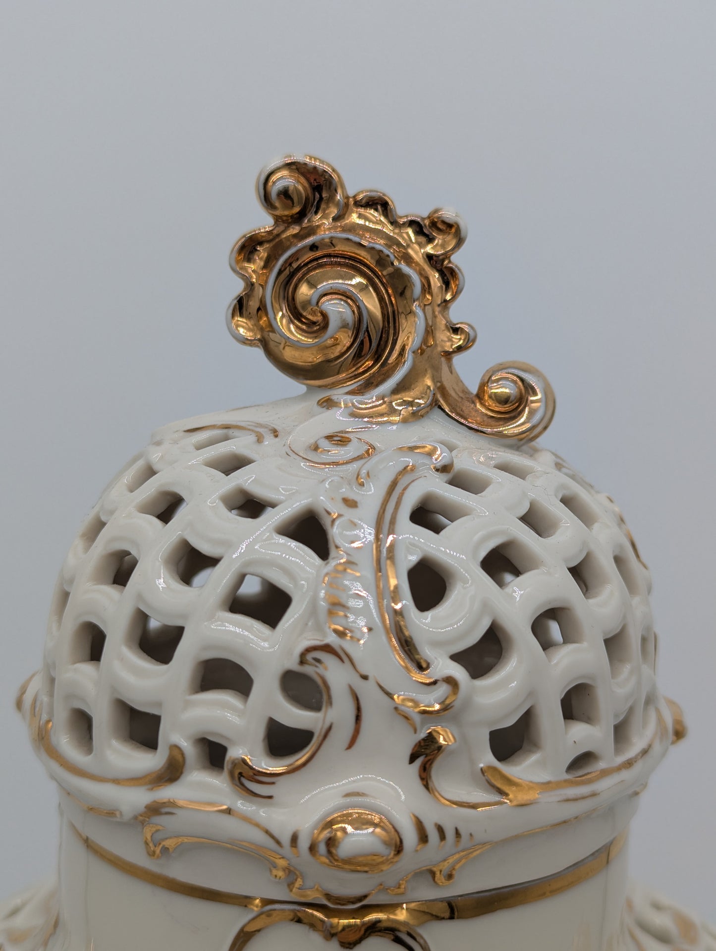 Capodimonte Porzellan Vase mit Deckel Blumendekor Durchbruch Goldverzierung