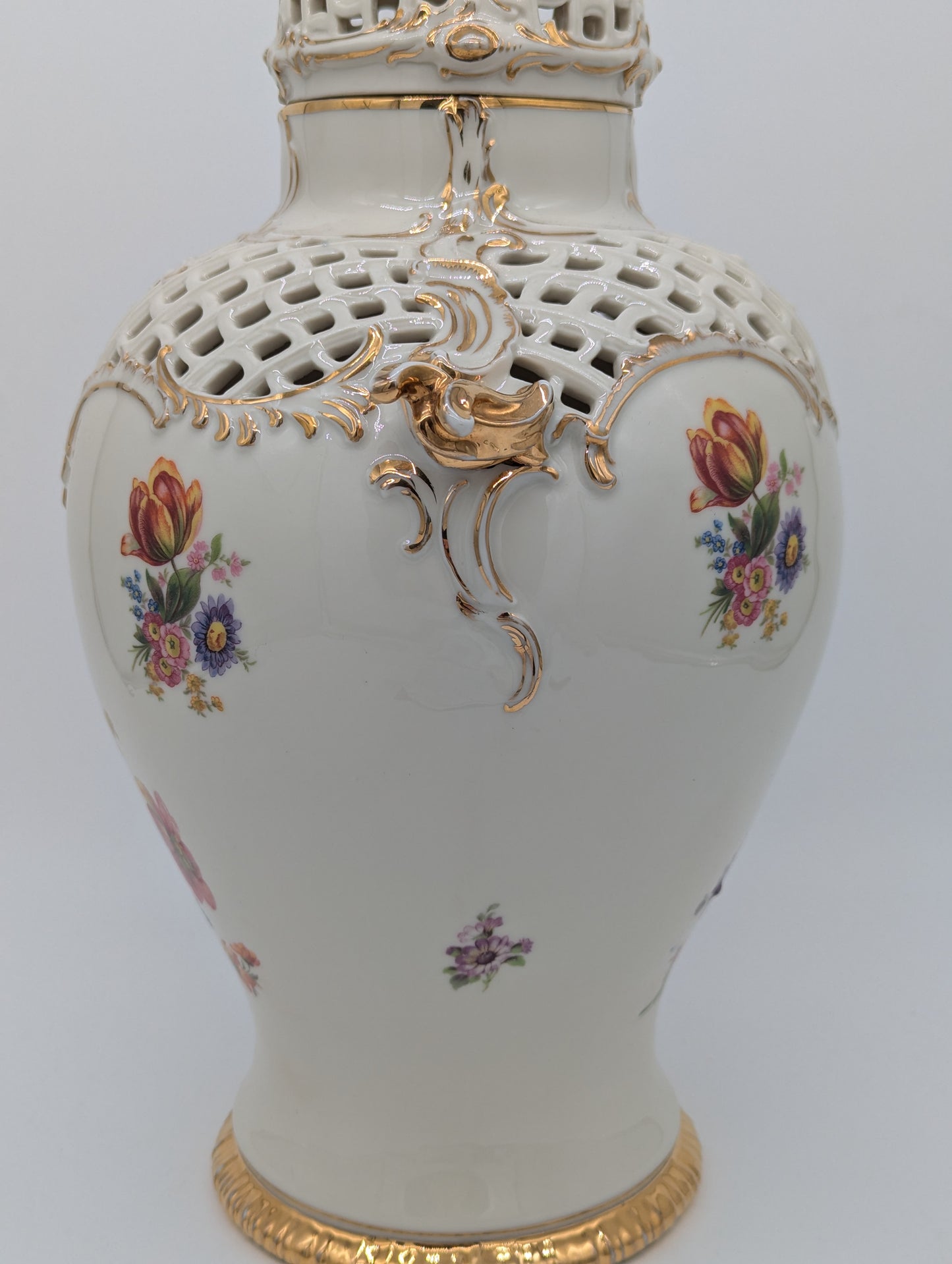 Capodimonte Porzellan Vase mit Deckel Blumendekor Durchbruch Goldverzierung
