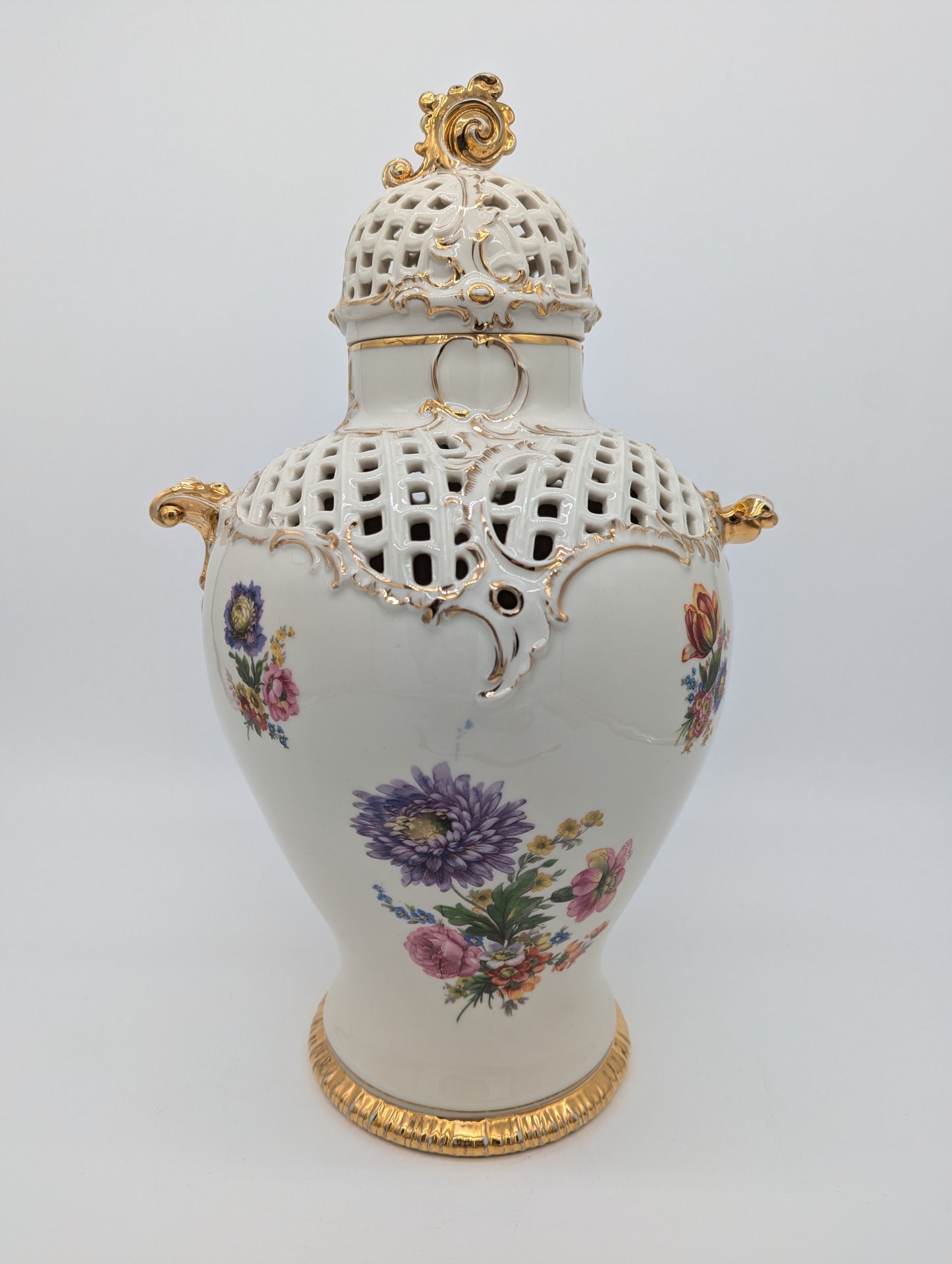 Capodimonte Porzellan Vase mit Deckel Blumendekor Durchbruch Goldverzierung
