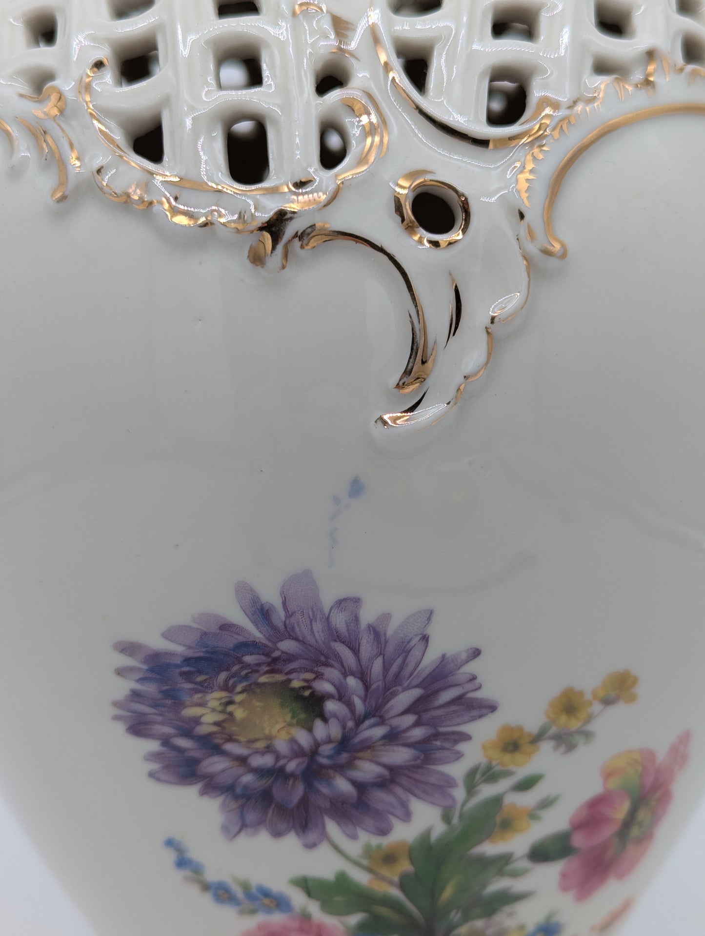 Capodimonte Porzellan Vase mit Deckel Blumendekor Durchbruch Goldverzierung