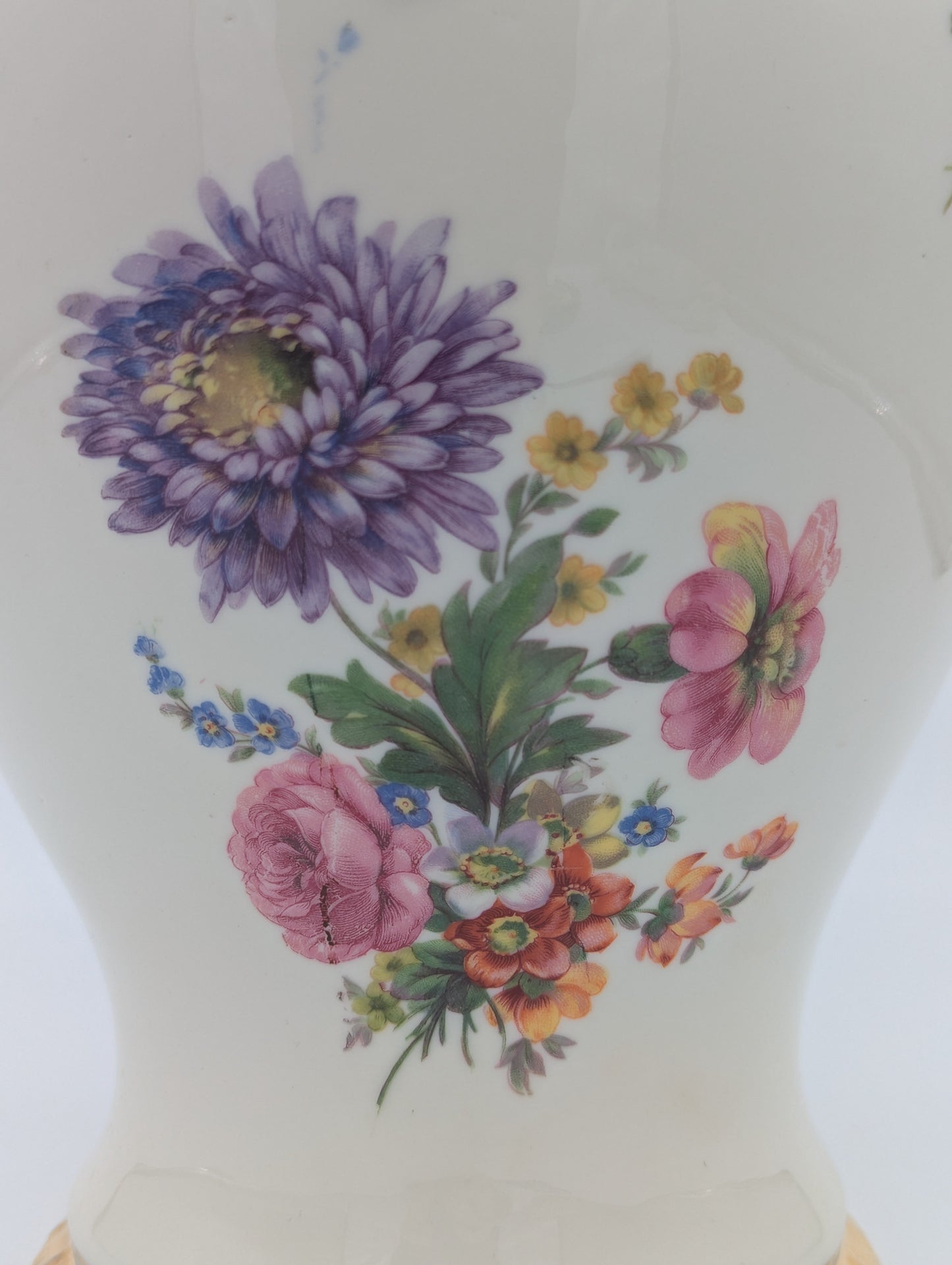 Capodimonte Porzellan Vase mit Deckel Blumendekor Durchbruch Goldverzierung