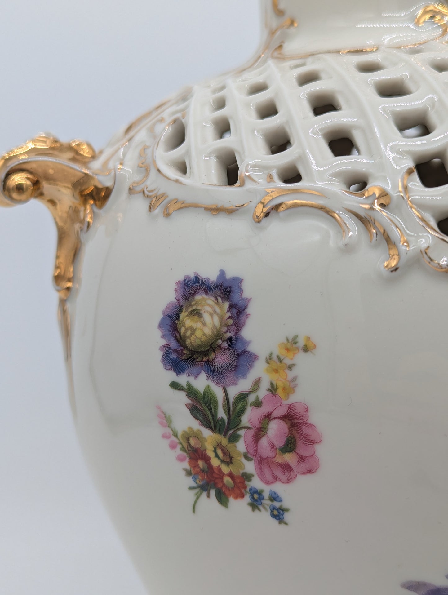 Capodimonte Porzellan Vase mit Deckel Blumendekor Durchbruch Goldverzierung