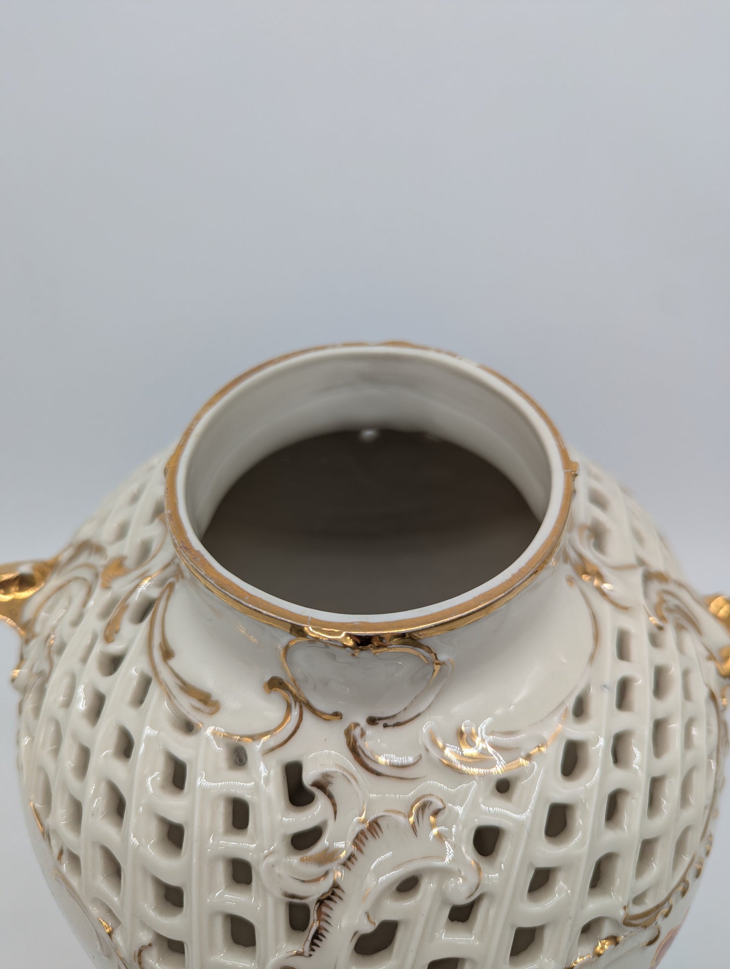 Capodimonte Porzellan Vase mit Deckel Blumendekor Durchbruch Goldverzierung