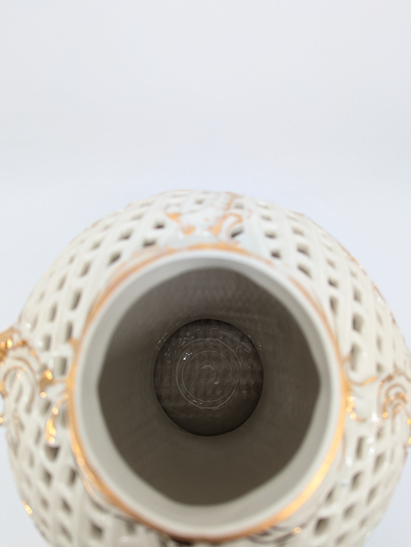 Capodimonte Porzellan Vase mit Deckel Blumendekor Durchbruch Goldverzierung