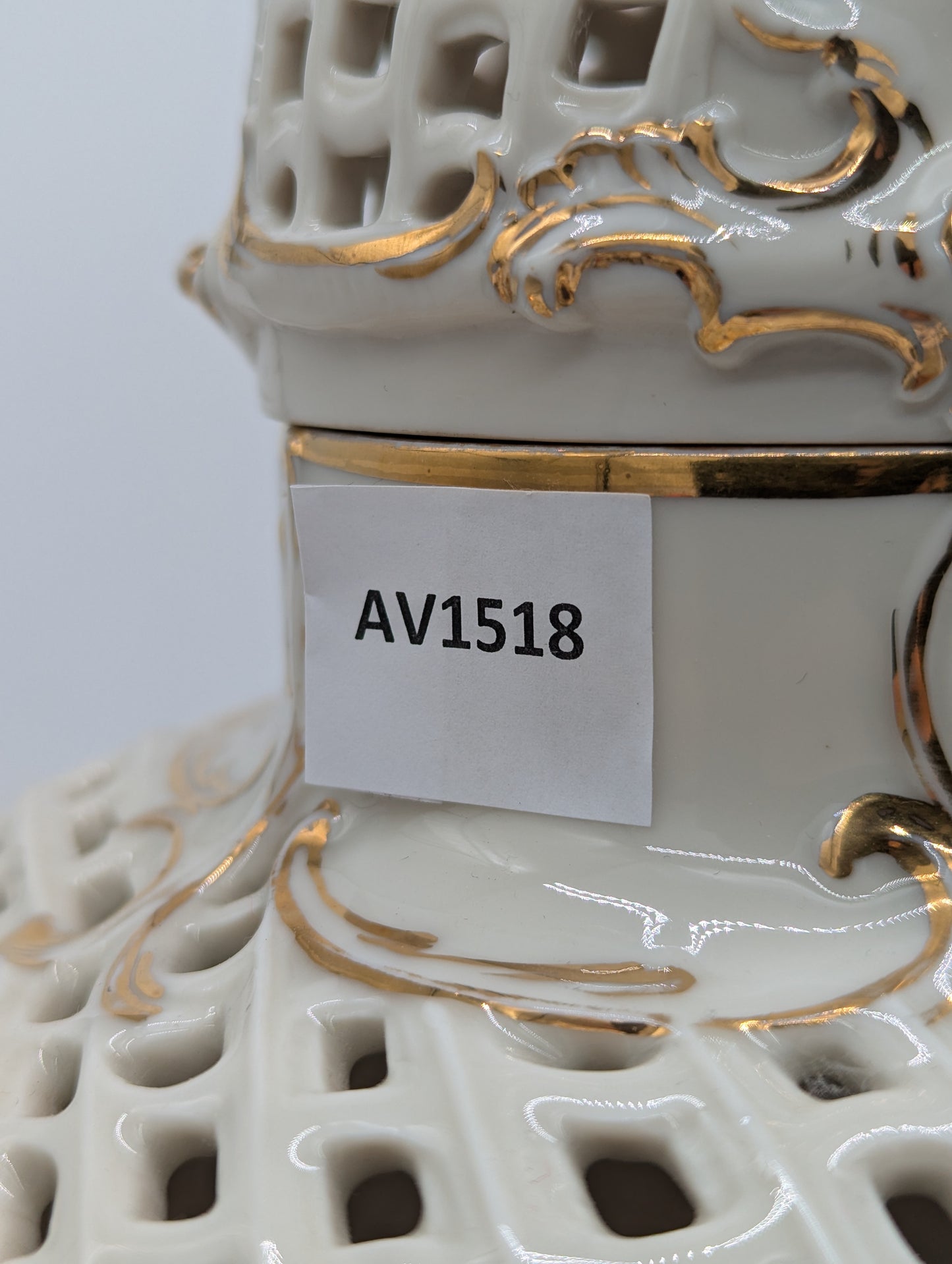 Capodimonte Porzellan Vase mit Deckel Blumendekor Durchbruch Goldverzierung