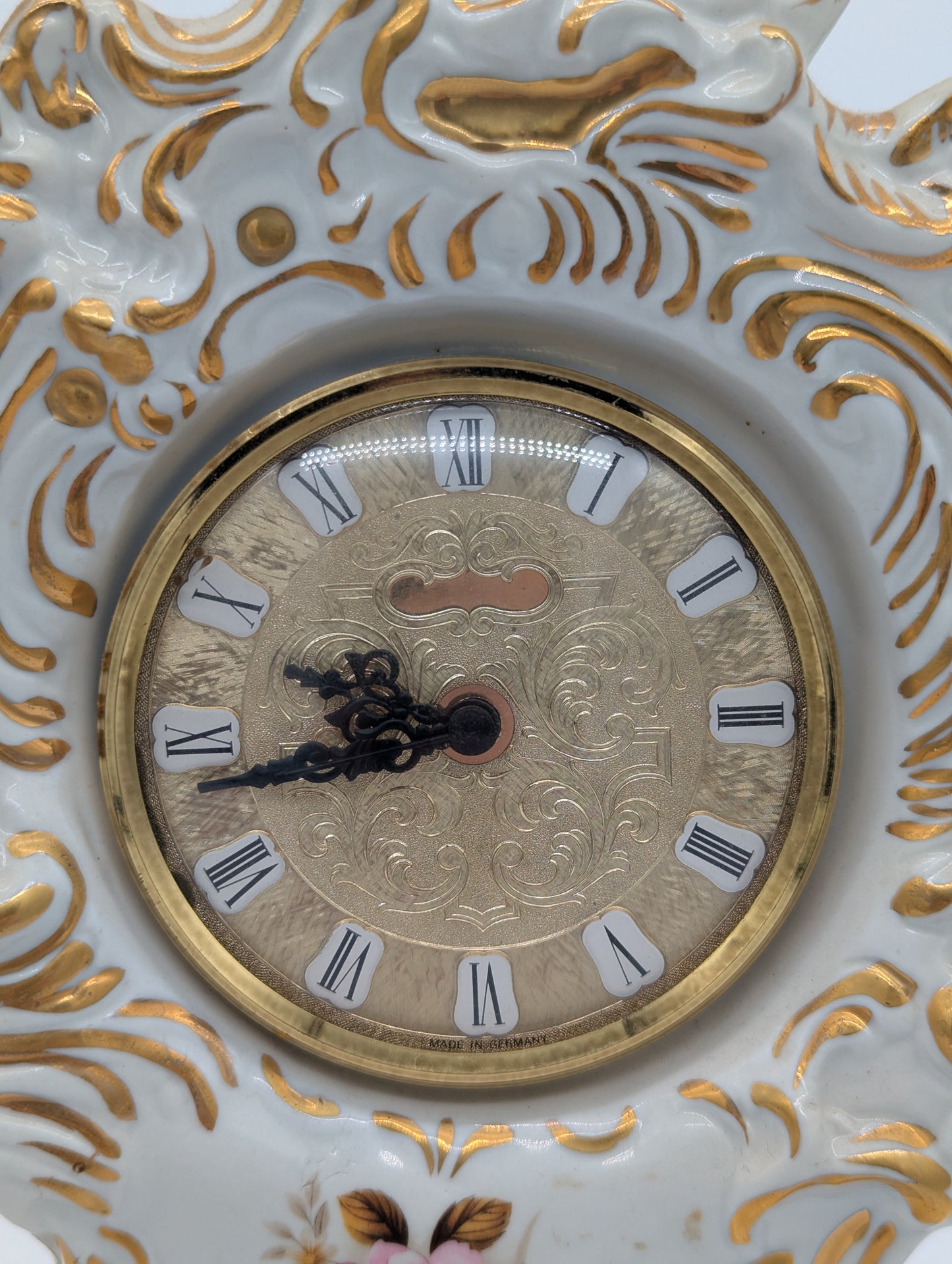 Carl Thieme Porzellan Tischuhr Rokoko Stil Florale Dekoration