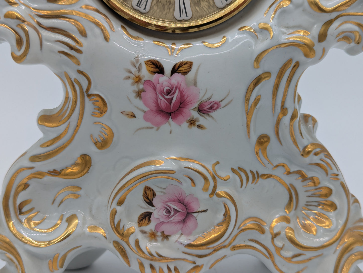 Carl Thieme Porzellan Tischuhr Rokoko Stil Florale Dekoration