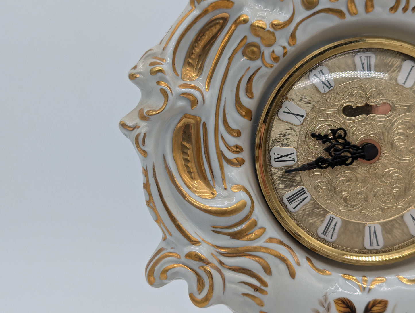 Carl Thieme Porzellan Tischuhr Rokoko Stil Florale Dekoration