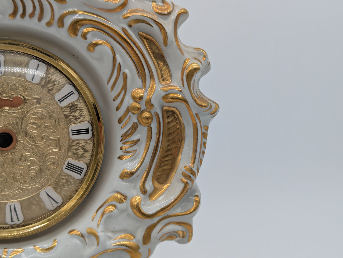 Carl Thieme Porzellan Tischuhr Rokoko Stil Florale Dekoration