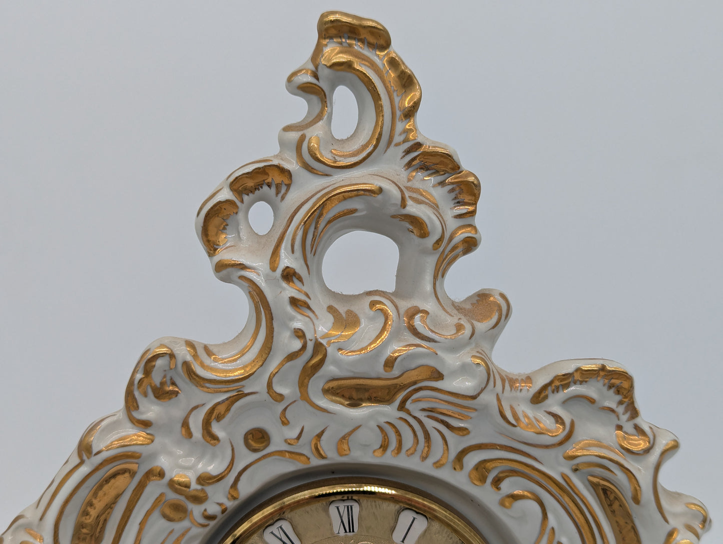 Carl Thieme Porzellan Tischuhr Rokoko Stil Florale Dekoration