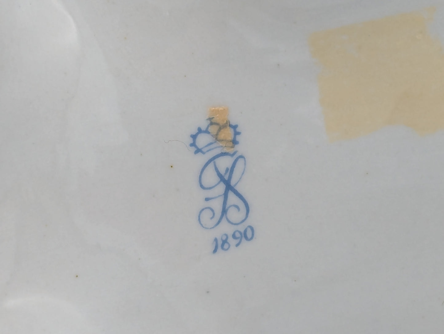 Carl Thieme Porzellan Tischuhr Rokoko Stil Florale Dekoration