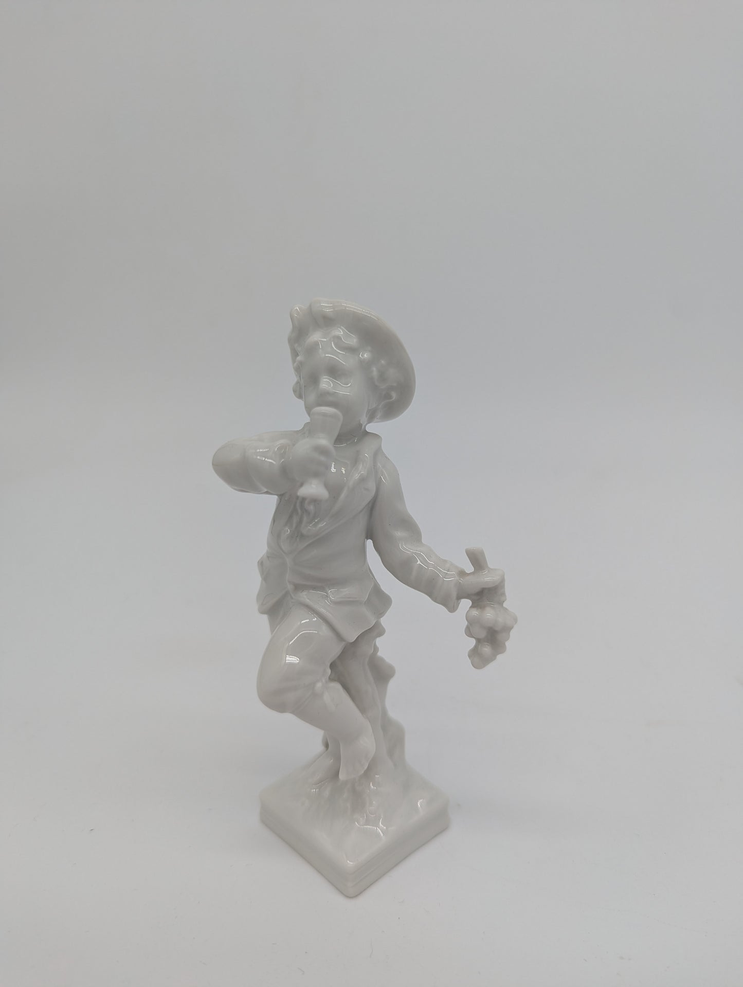 KPM Berlin Porzellanfigur Monatsfigur Skorpion Junge mit Trauben