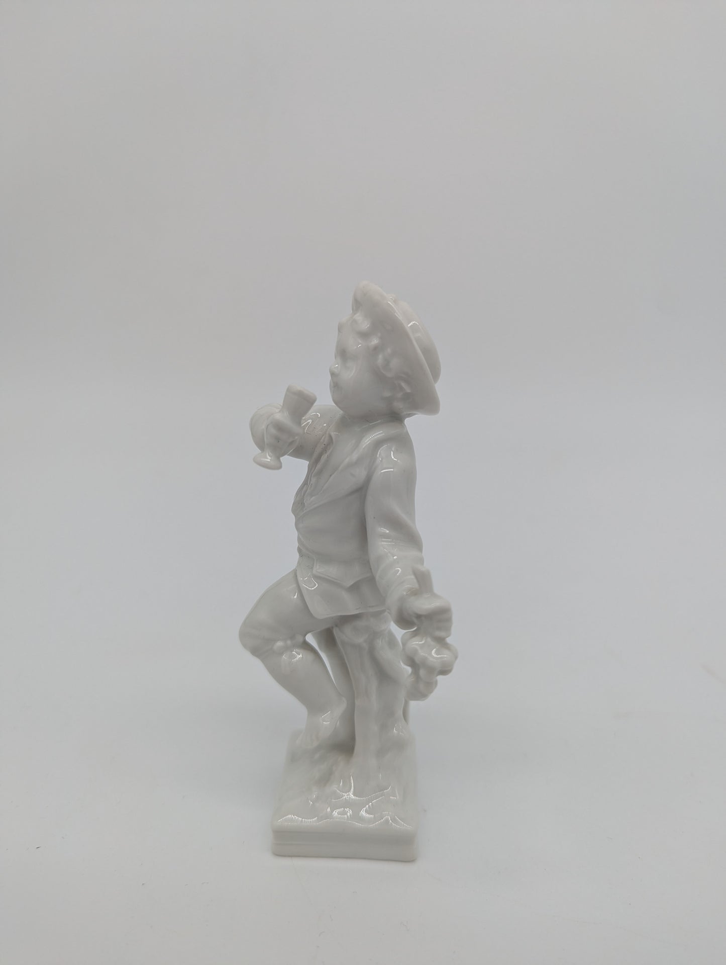 KPM Berlin Porzellanfigur Monatsfigur Skorpion Junge mit Trauben