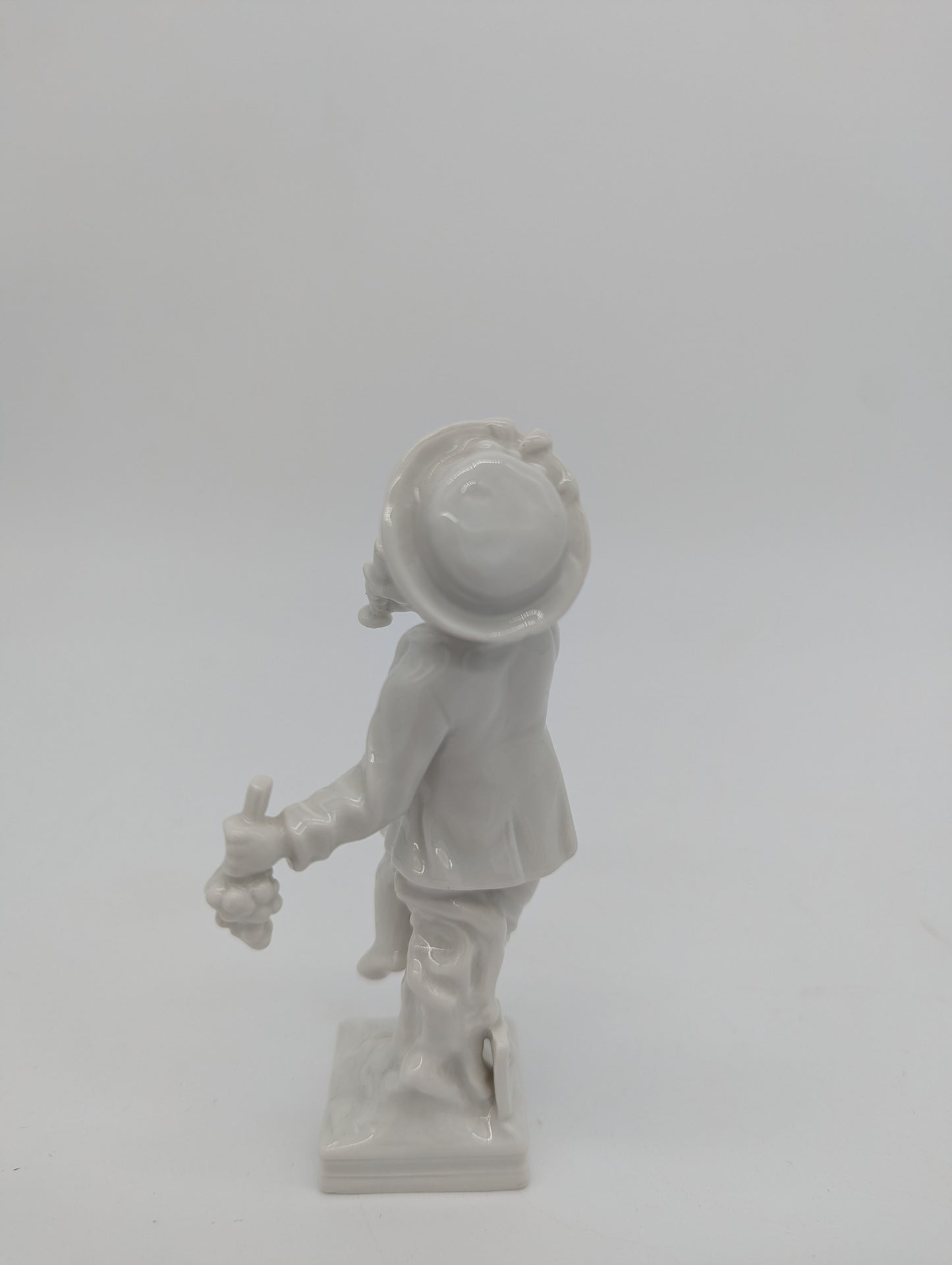 KPM Berlin Porzellanfigur Monatsfigur Skorpion Junge mit Trauben