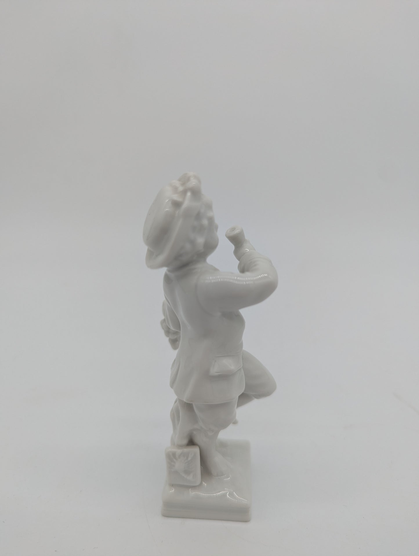 KPM Berlin Porzellanfigur Monatsfigur Skorpion Junge mit Trauben