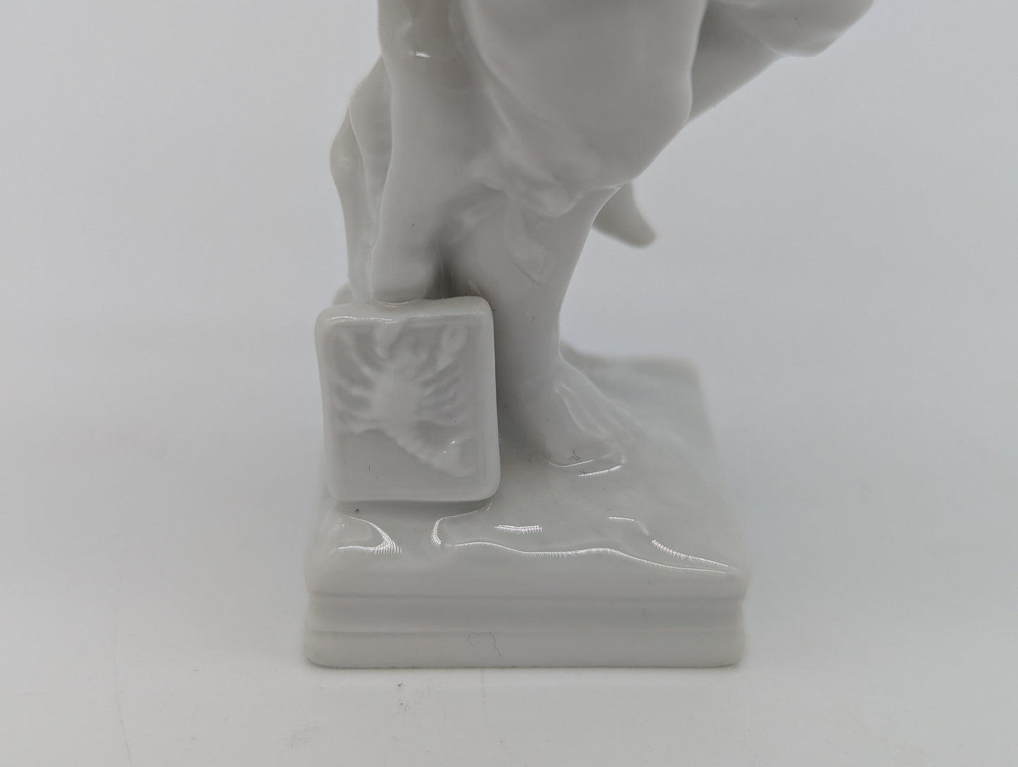 KPM Berlin Porzellanfigur Monatsfigur Skorpion Junge mit Trauben