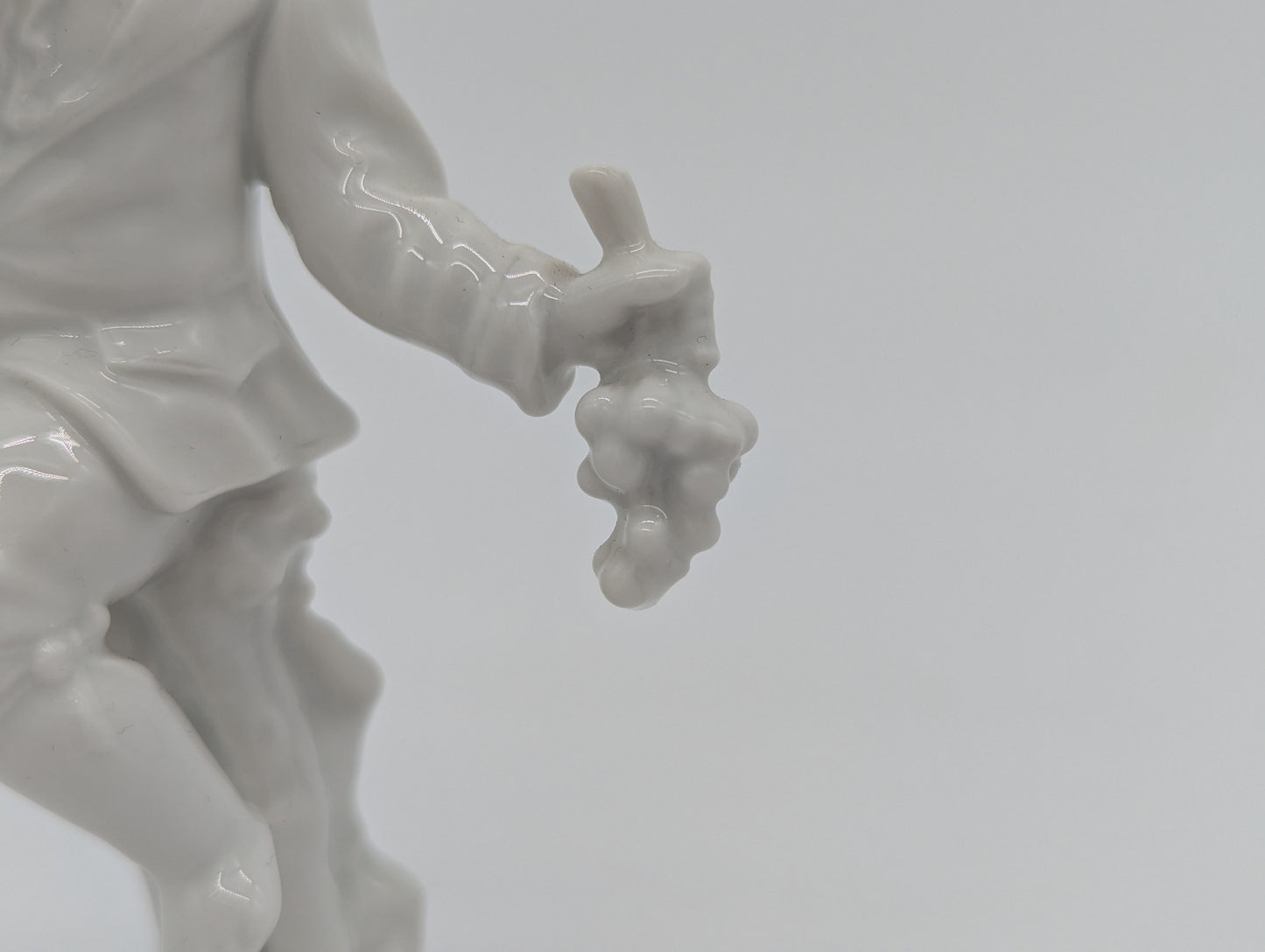 KPM Berlin Porzellanfigur Monatsfigur Skorpion Junge mit Trauben