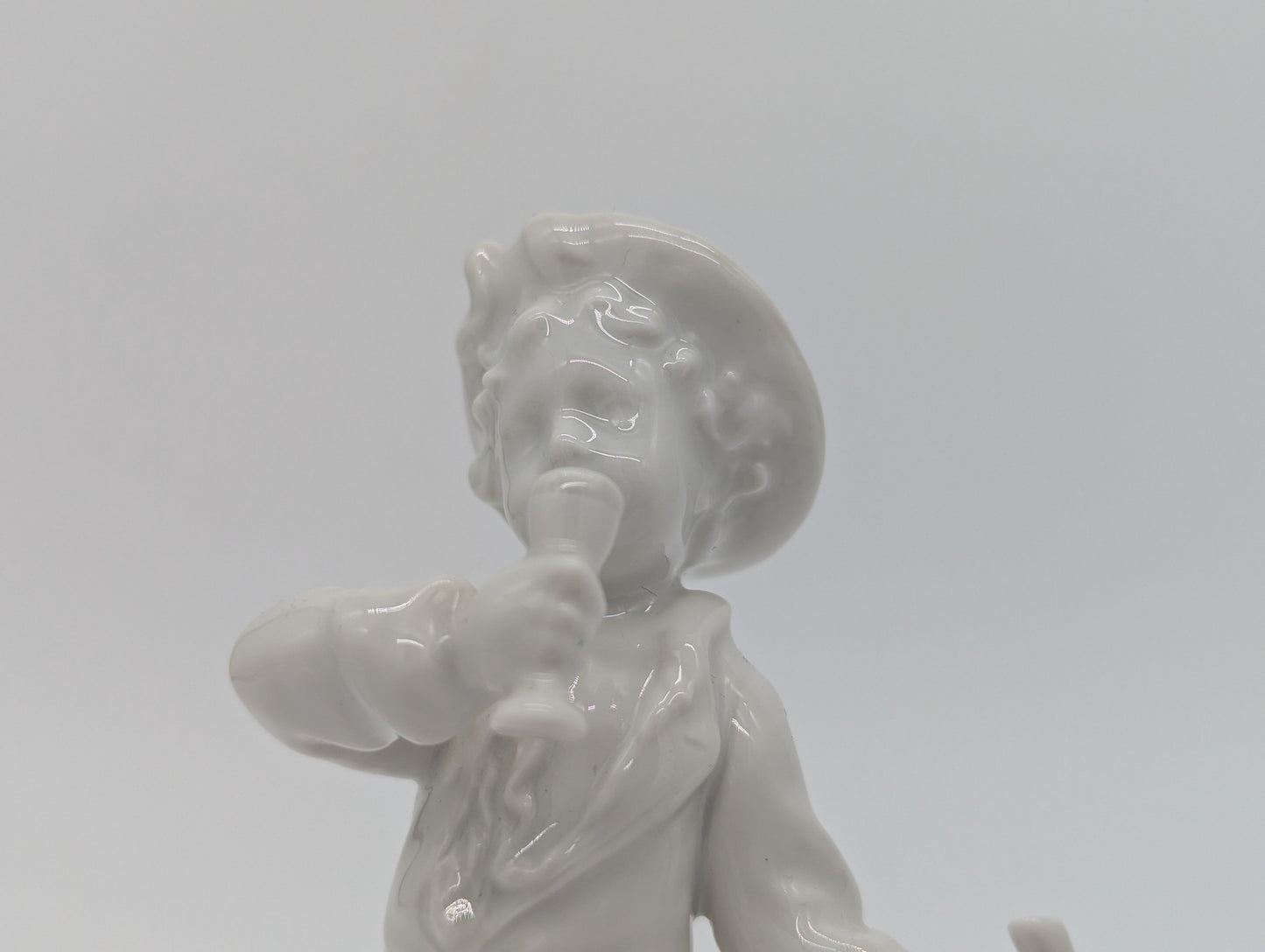 KPM Berlin Porzellanfigur Monatsfigur Skorpion Junge mit Trauben