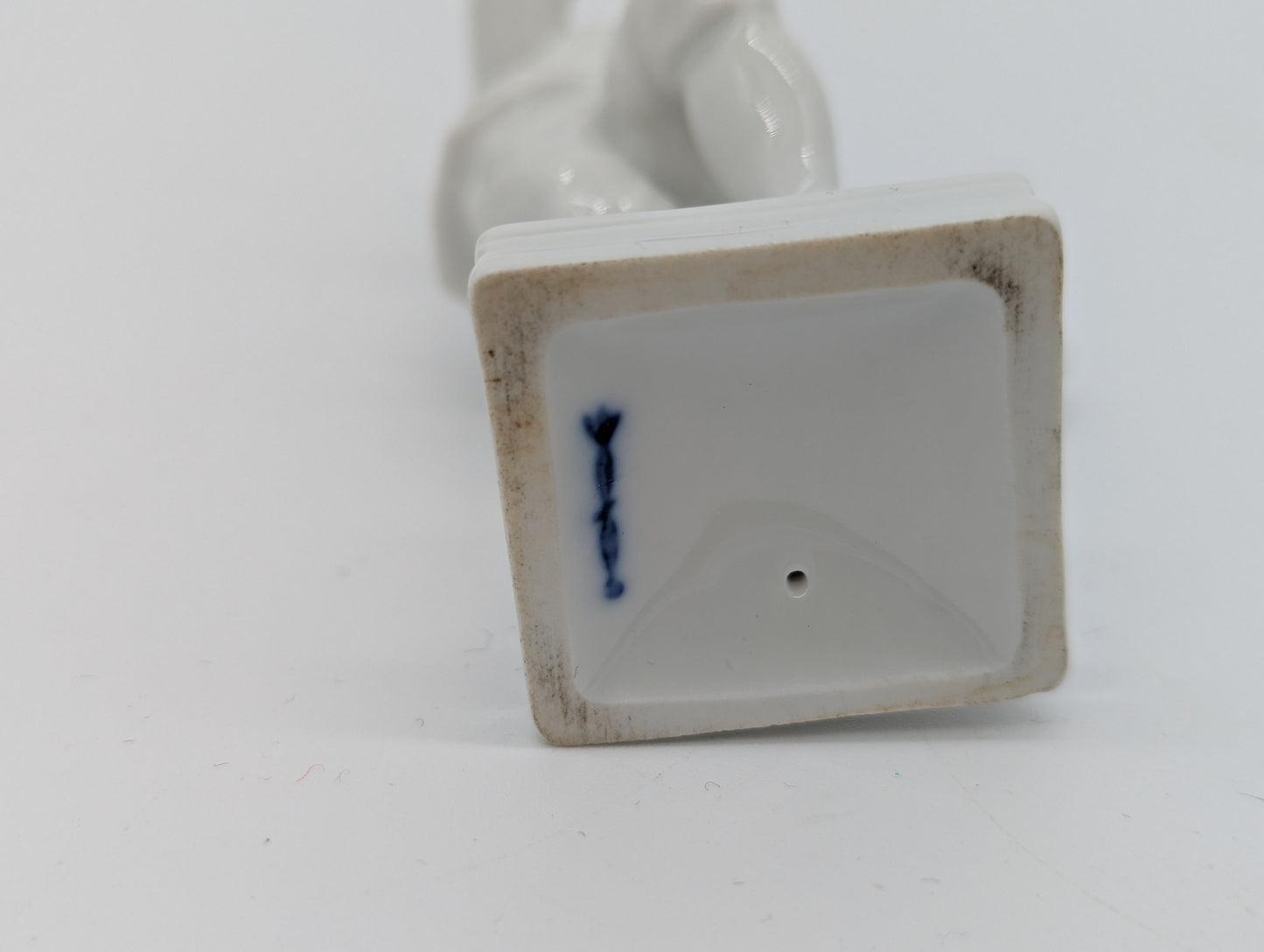 KPM Berlin Porzellanfigur Monatsfigur Skorpion Junge mit Trauben