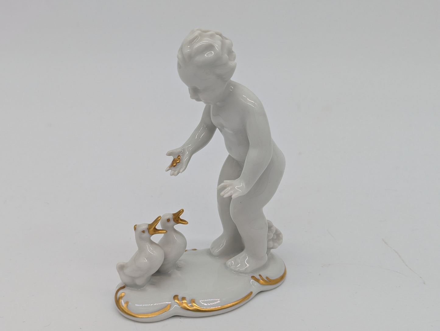 Gerold Porzellanfigur Kind mit Enten Weißporzellan Gold Akzente