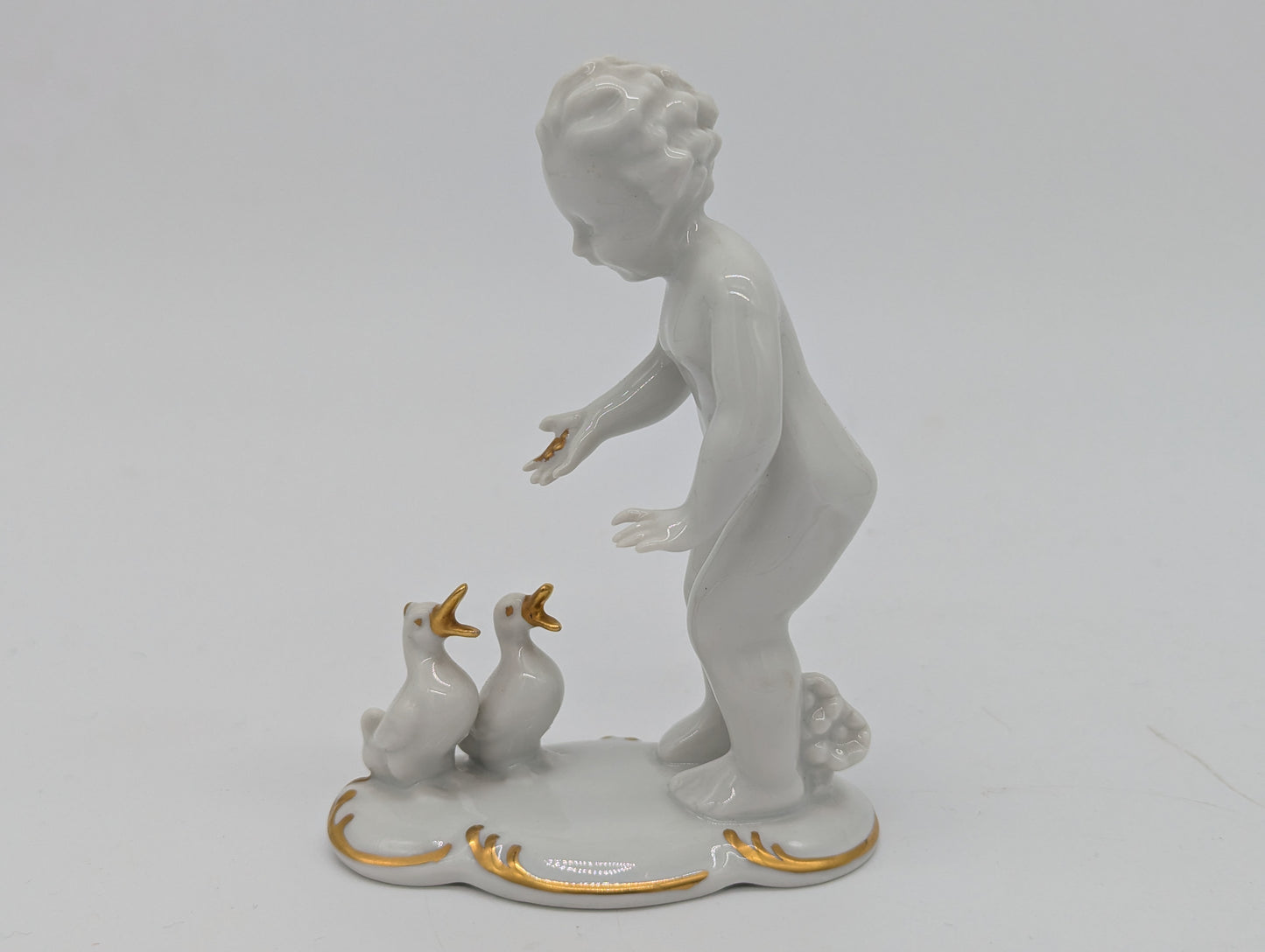 Gerold Porzellanfigur Kind mit Enten Weißporzellan Gold Akzente