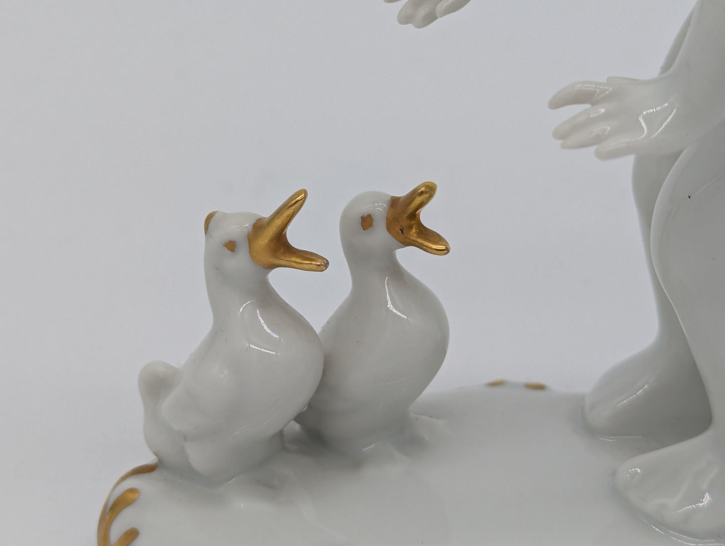 Gerold Porzellanfigur Kind mit Enten Weißporzellan Gold Akzente