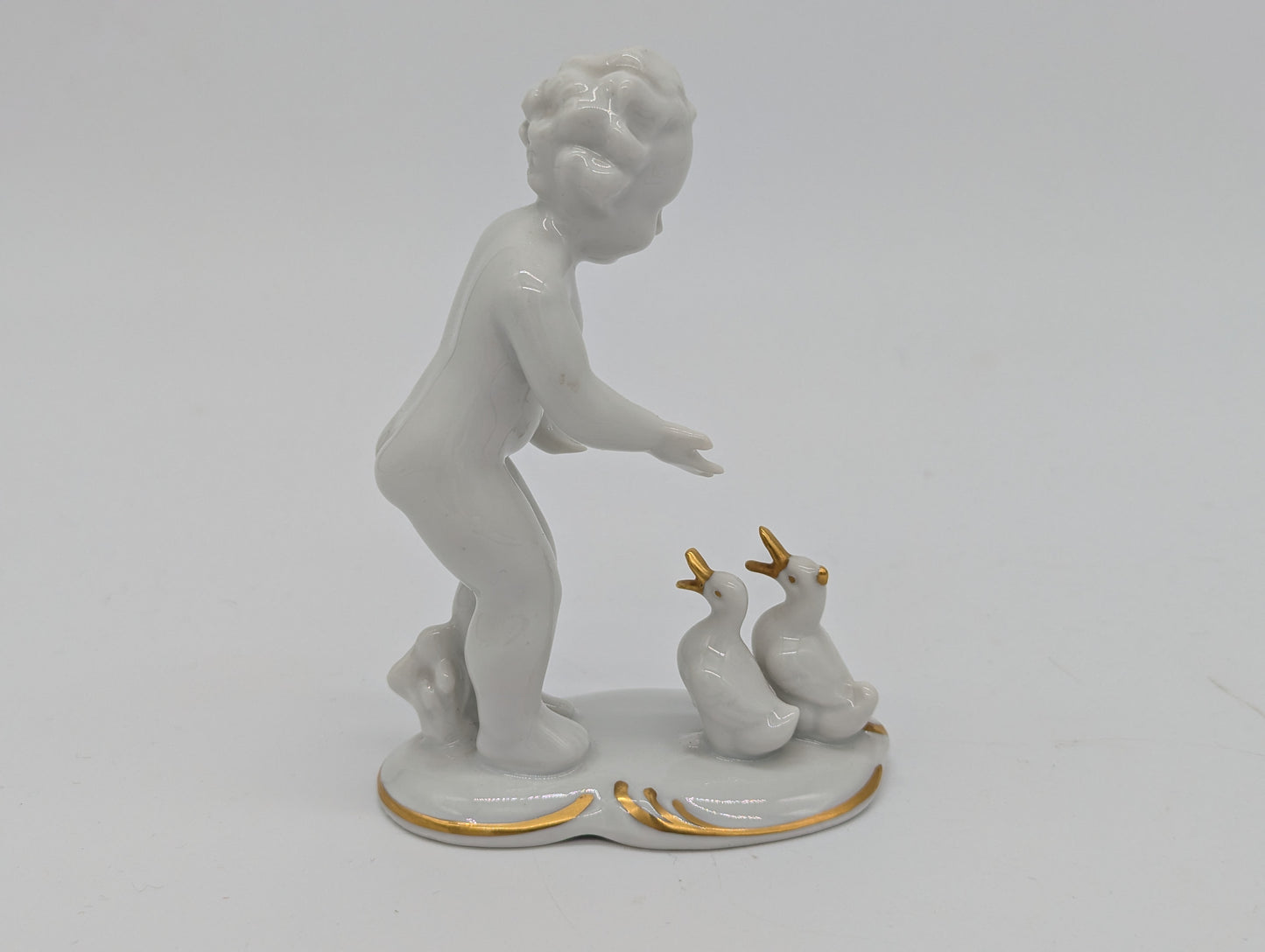 Gerold Porzellanfigur Kind mit Enten Weißporzellan Gold Akzente