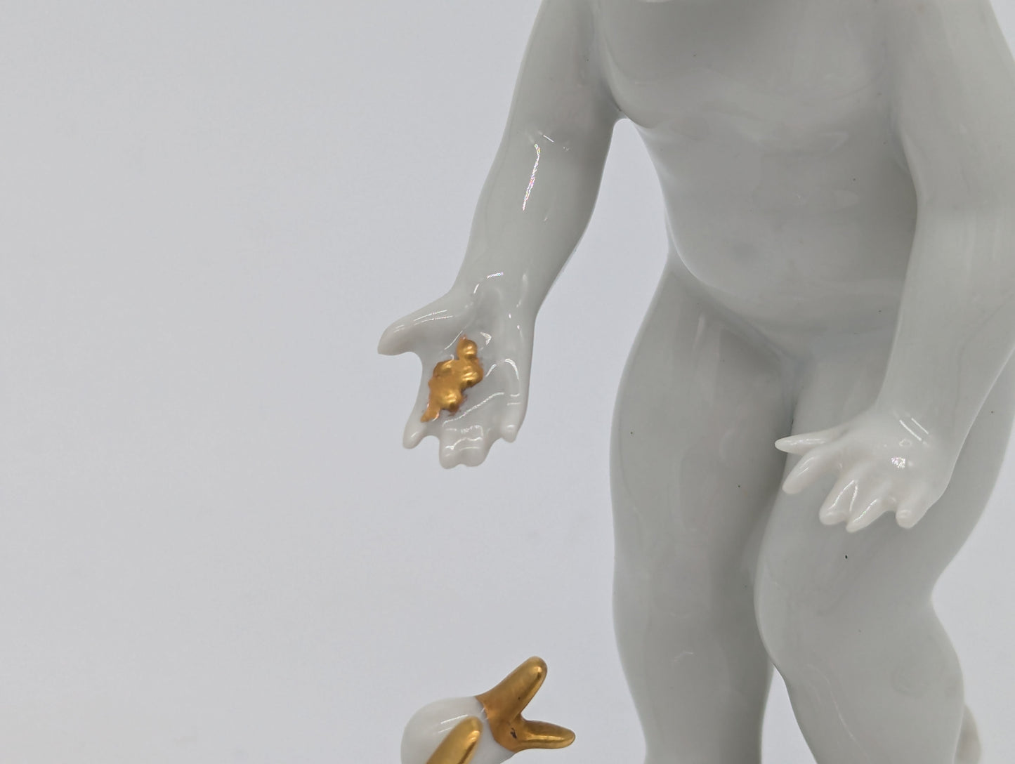 Gerold Porzellanfigur Kind mit Enten Weißporzellan Gold Akzente