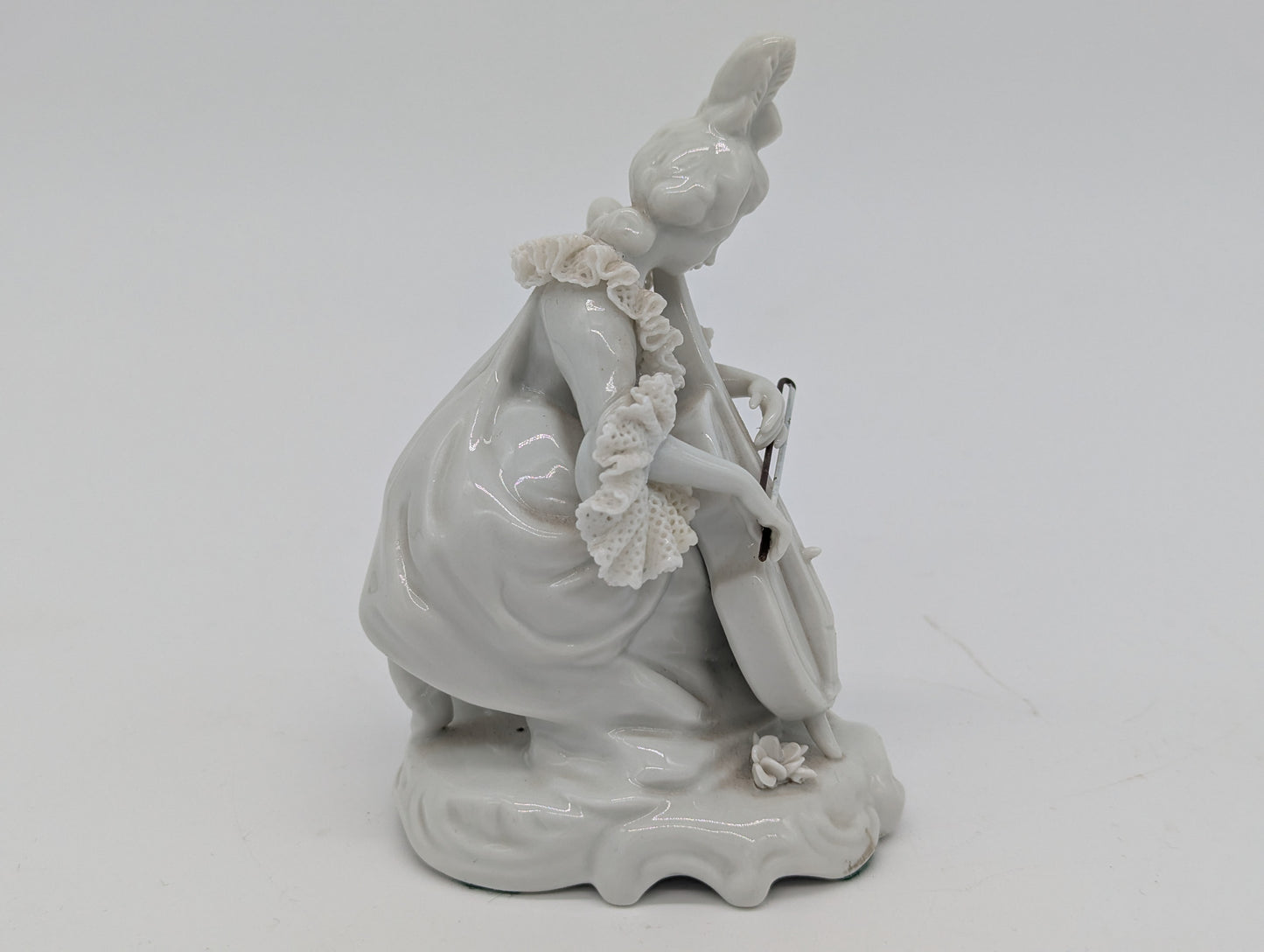 Aelteste Volkstedt Porzellanfigur Dame mit Cello Spitzenporzellan Figur
