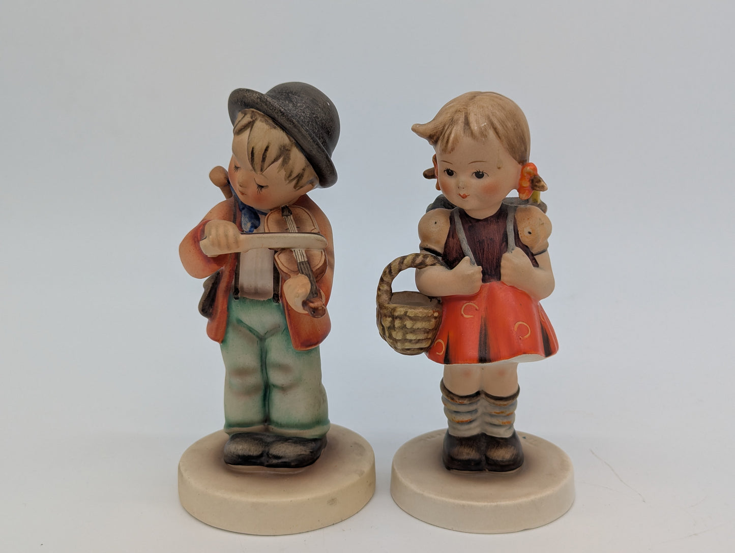 Goebel Hummel Figuren Paar Junge mit Geige und Mädchen mit Korb