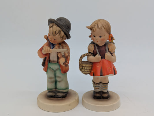 Goebel Hummel Figuren Paar Junge mit Geige und Mädchen mit Korb