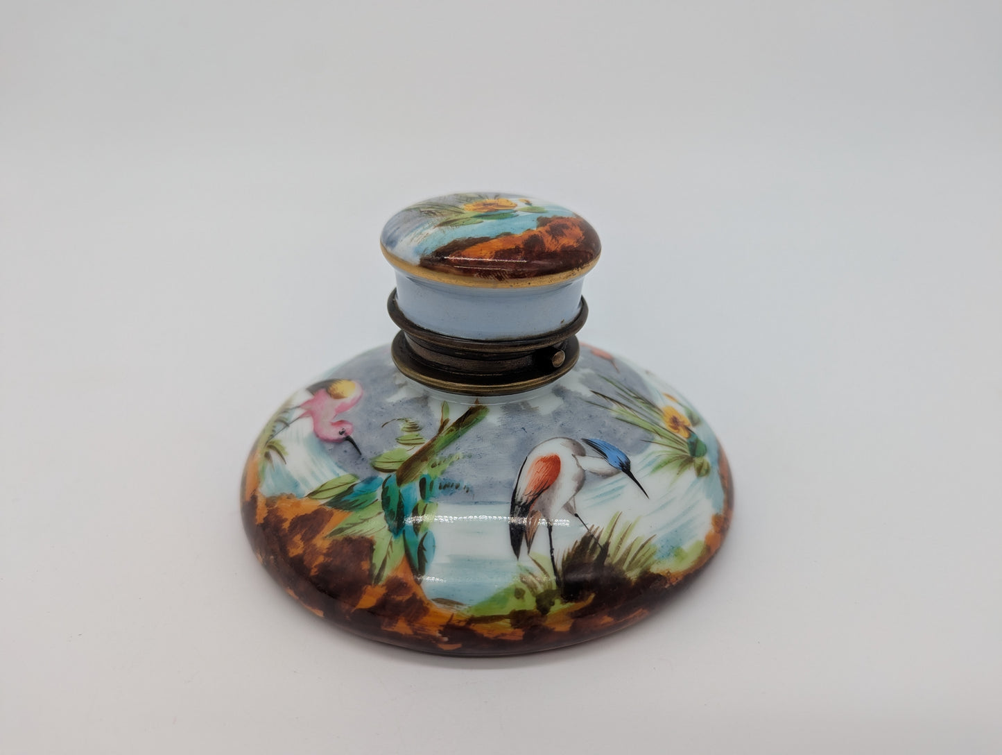 Antikes Tintenfass Handbemalt Emaille Vogelmotiv mit Messingfassung
