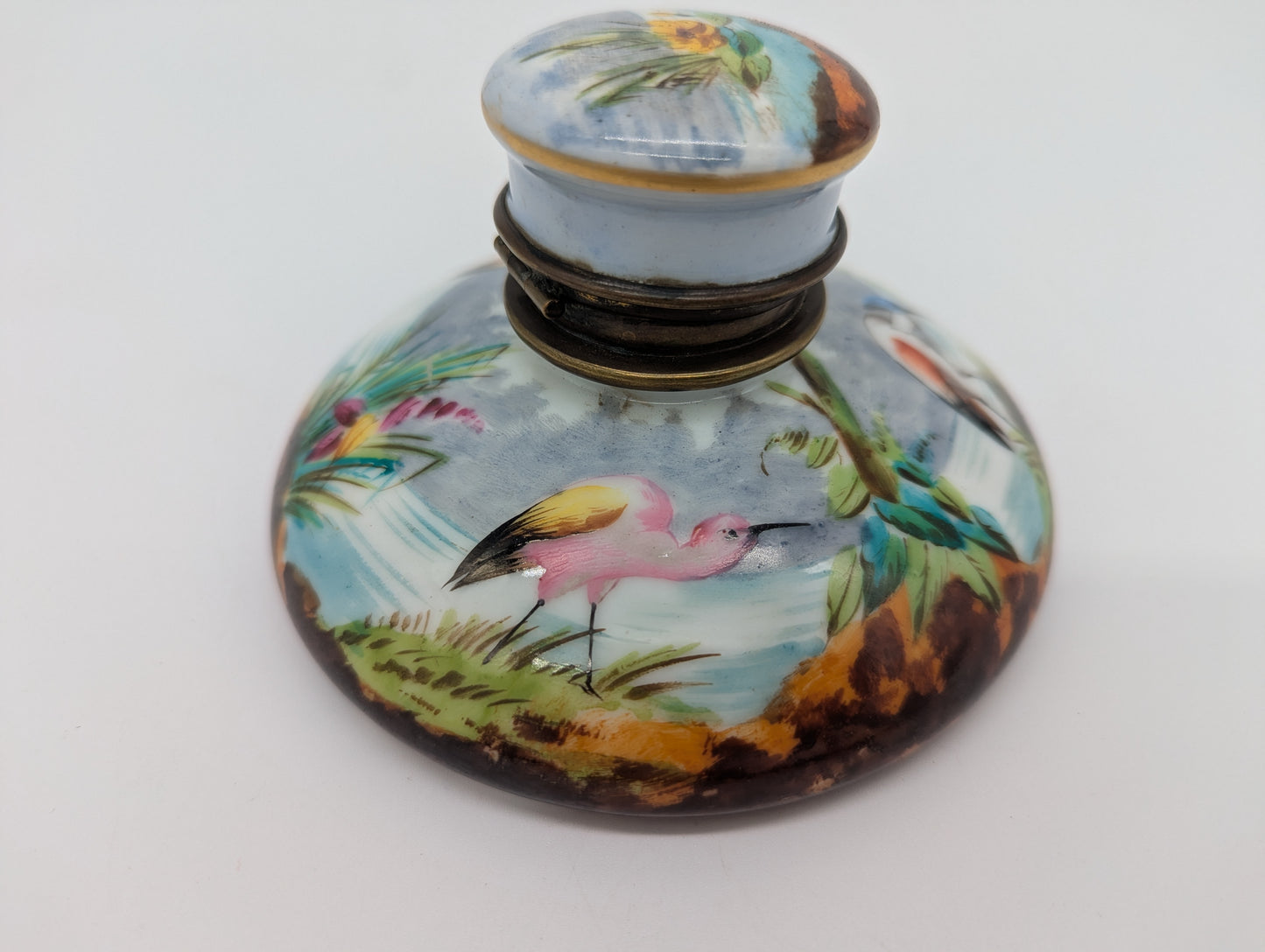 Antikes Tintenfass Handbemalt Emaille Vogelmotiv mit Messingfassung