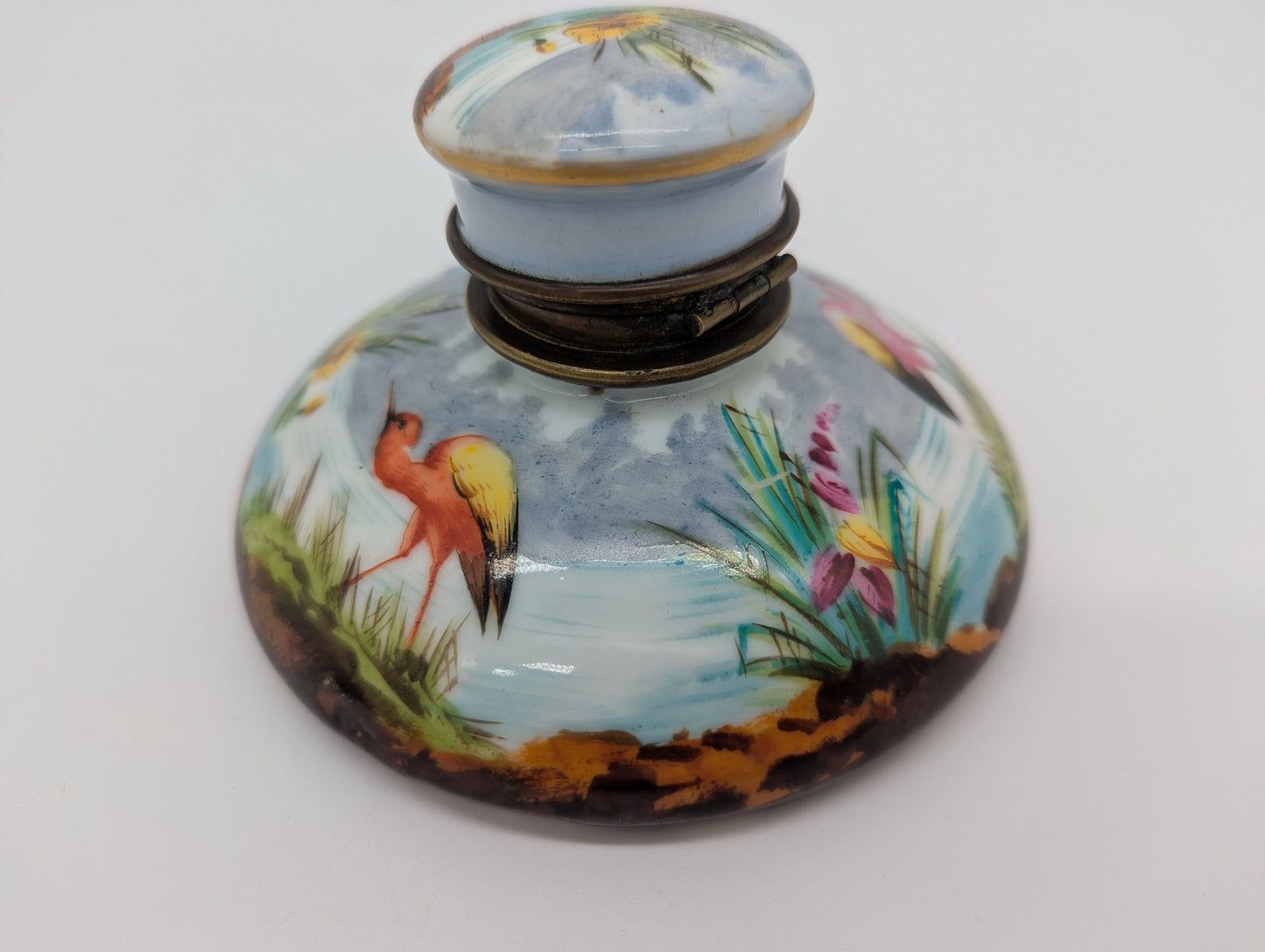 Antikes Tintenfass Handbemalt Emaille Vogelmotiv mit Messingfassung