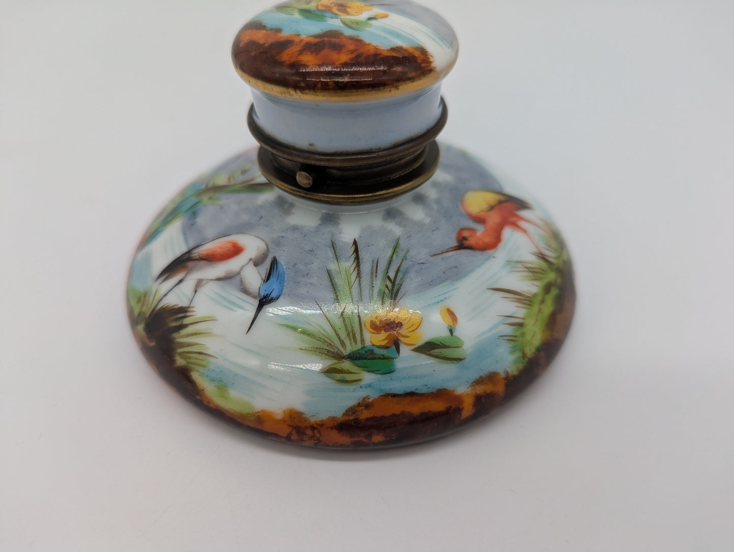 Antikes Tintenfass Handbemalt Emaille Vogelmotiv mit Messingfassung