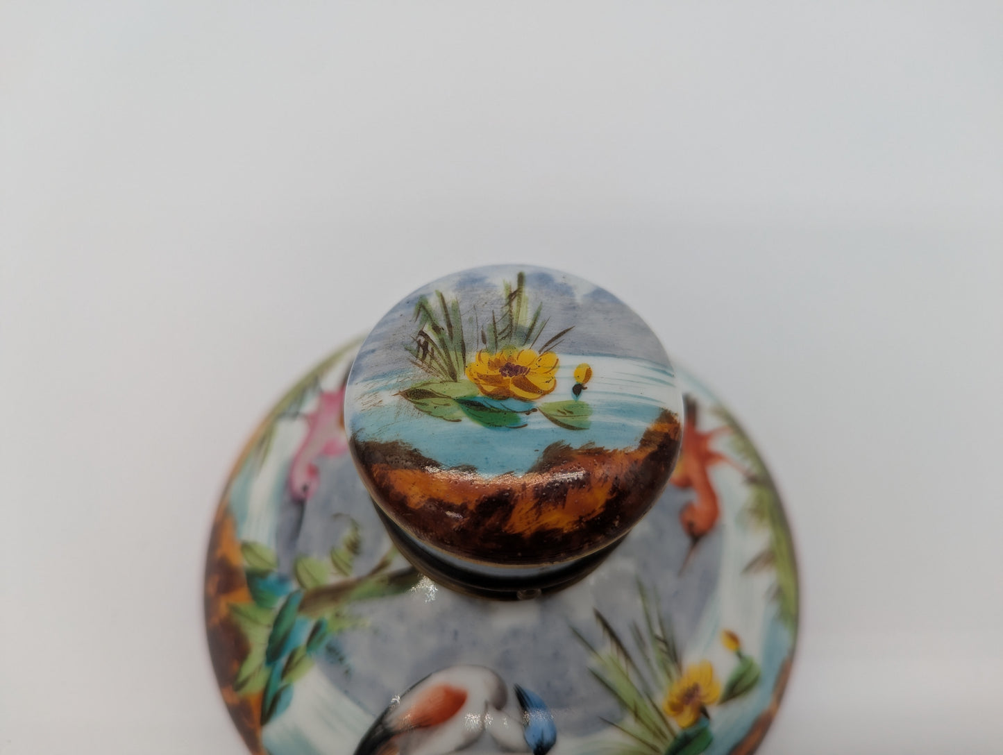 Antikes Tintenfass Handbemalt Emaille Vogelmotiv mit Messingfassung