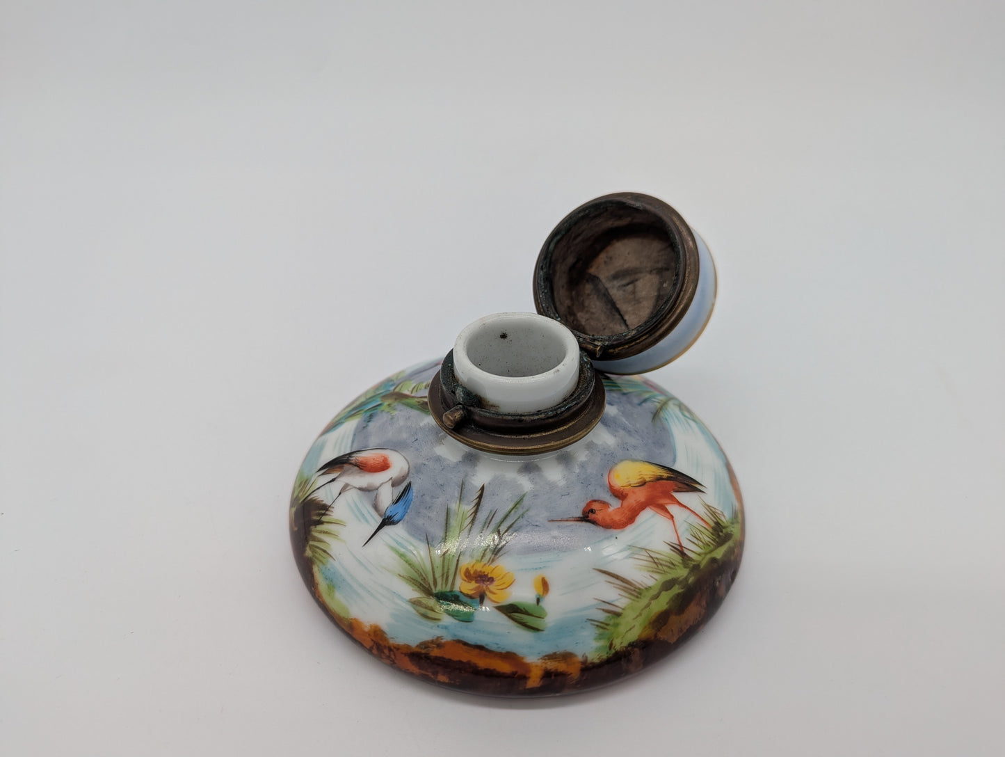 Antikes Tintenfass Handbemalt Emaille Vogelmotiv mit Messingfassung