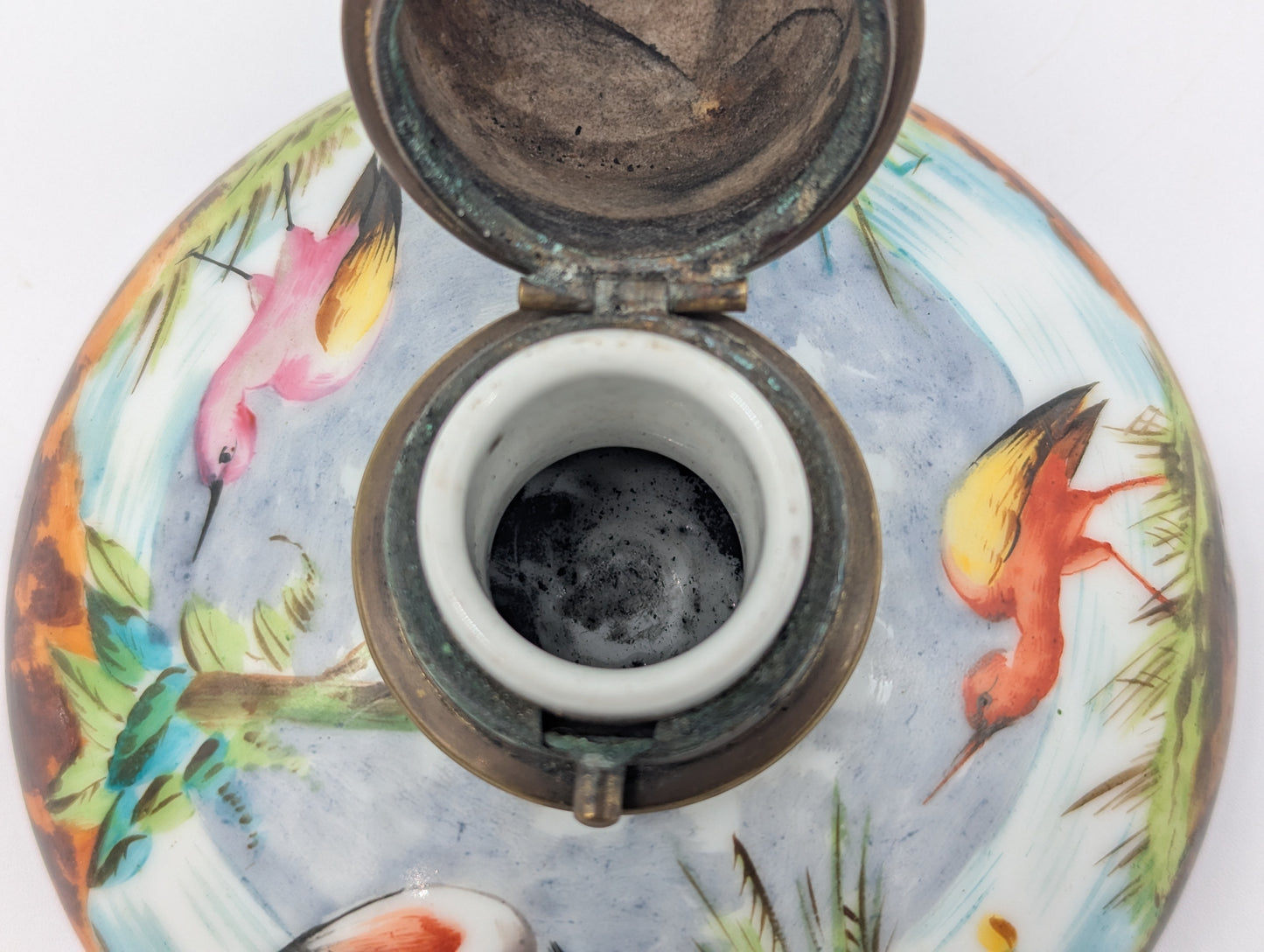 Antikes Tintenfass Handbemalt Emaille Vogelmotiv mit Messingfassung